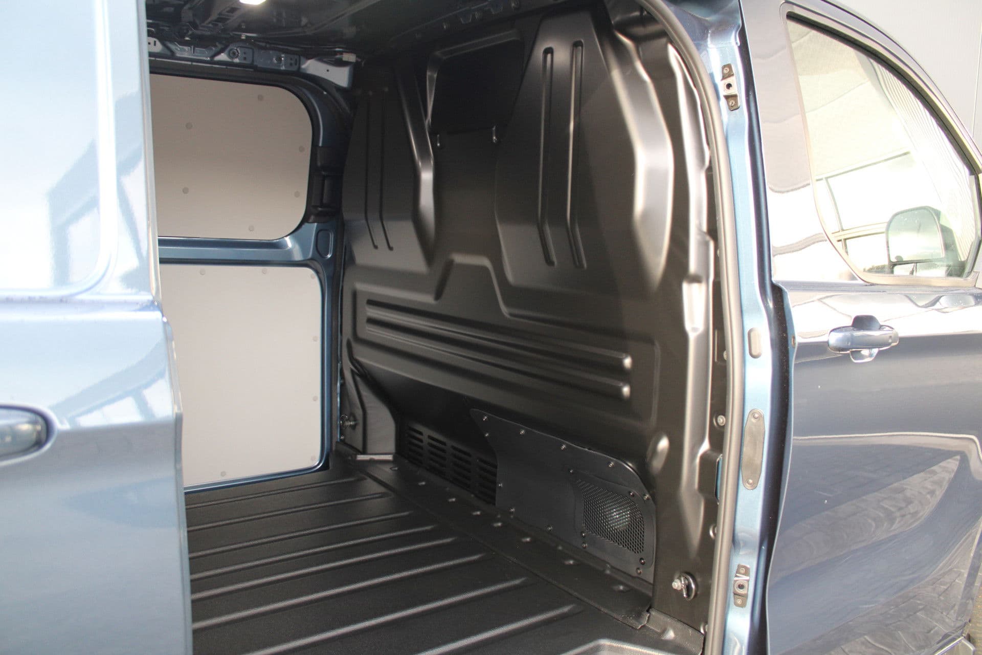 Ford E-Transit Custom 340 L2H1 Limited 65 kWh 218pk - 2x Schuif - LED - 360 Camera - B&O - ACC - Navi - Stoel/Stuurverwarming - Rijklaar thumbnail 28