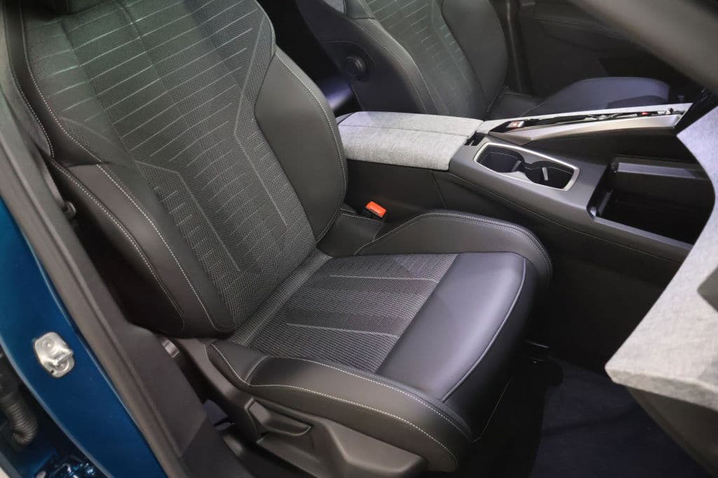 Peugeot 3008 1.2 Hybrid 145 GT thumbnail 11