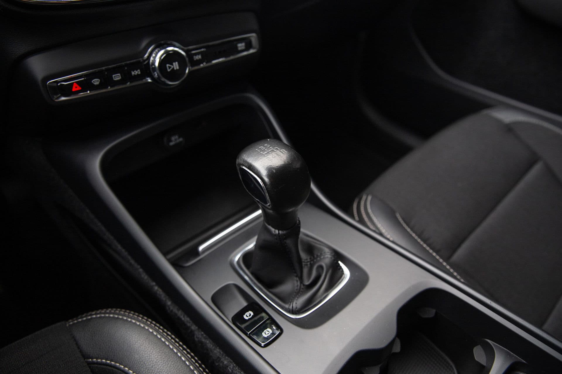 Volvo XC40 1.5 T3 Momentum , Achteruitrijcamera, Cruise control, Navigatie, thumbnail 6