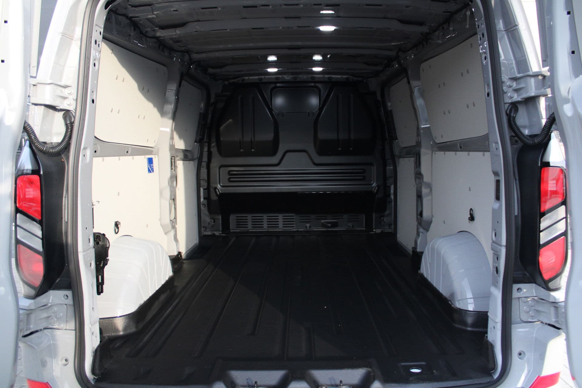 Ford Transit Custom 320 2.5 PHEV L2H1 Limited 232pk - 2x Schuifdeur - Trekhaak - Stoel/Stuurverwarming - ACC - Blindspot - Keyless - Rijklaar thumbnail 11