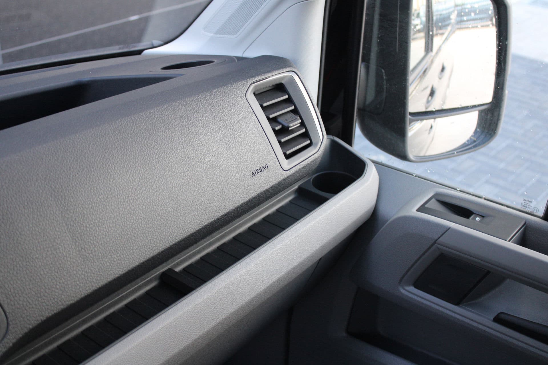 Volkswagen Crafter 35 2.0 TDI L3H3 177pk - Facelift - Navigatie - LED - Geveerde stoel - Virtual cockpit - Camera - Trekhaak - Stoelverwarming - Rijklaar thumbnail 30