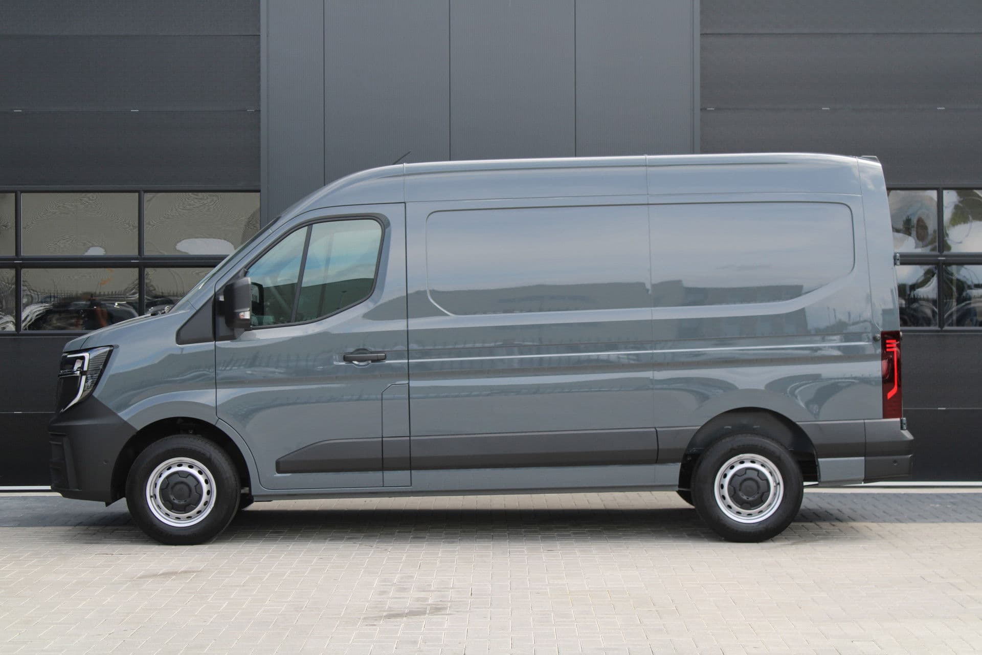 Renault Master T35 2.0 dCi 170pk L2H2 Extra - Navigatie - Camera - 270 gr deuren - Parkeersensoren - Draadloos laden - Rijklaar thumbnail 8