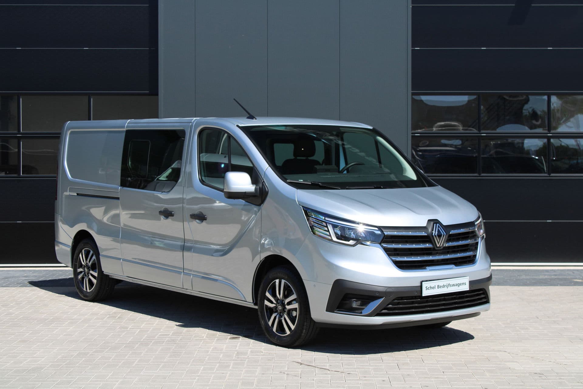 Renault Trafic 2.0 Blue dCi 170pk T29 L2H1 Extra DC - 2x Schuifdeur - Carplay - LED - Blind Spot - Navigatie - Camera - Trekhaak - Stoelverwarming - Rijklaar thumbnail 4