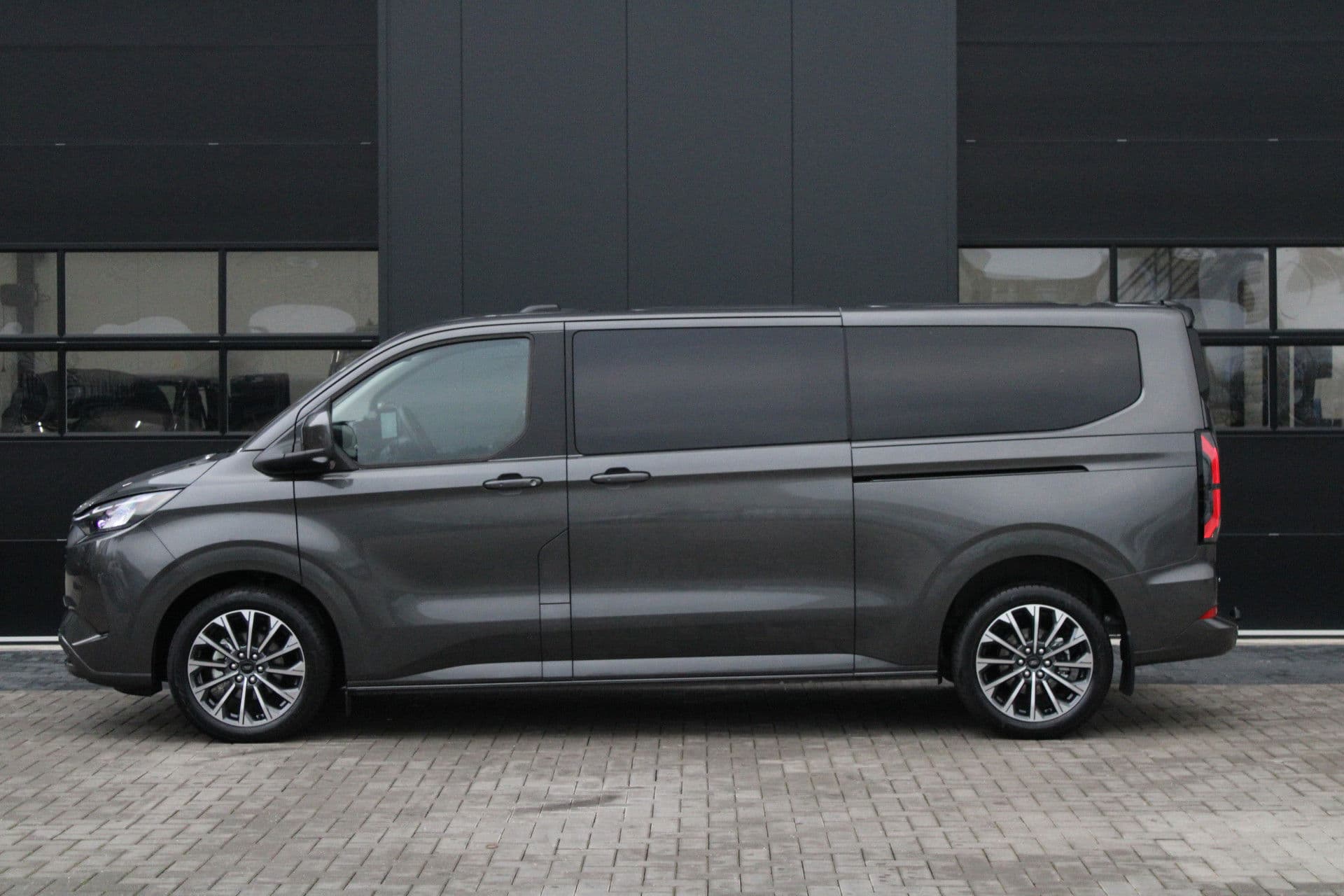 Ford Tourneo Custom 340 2.5 PHEV L2H1 Titanium X 232pk - 2x Schuif - ACC - 360 camera - Leder - Prijs excl. BTW - Rijklaar thumbnail 10