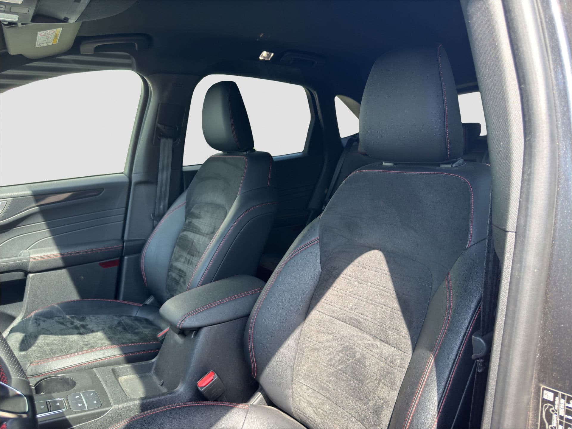 Ford Kuga 2.5 PHEV ST-Line X | Leder | 19" | Drive Ass. Pack | Winter pack thumbnail 3