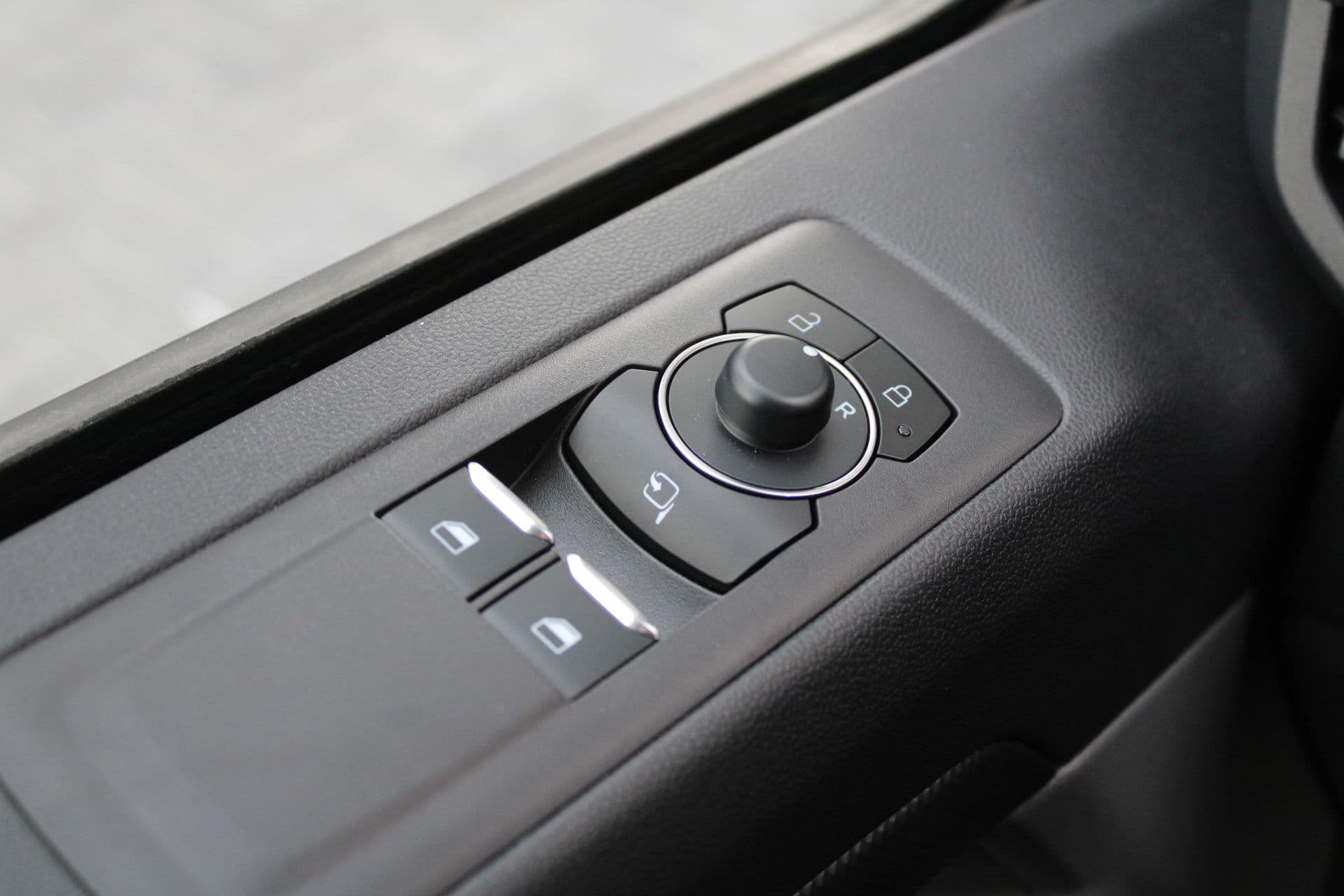 Ford Transit Custom 320 2.5 PHEV L2H1 Limited 232pk - 2x Schuifdeur - Trekhaak - Stoel/Stuurverwarming - ACC - Blindspot - Keyless - Rijklaar thumbnail 18