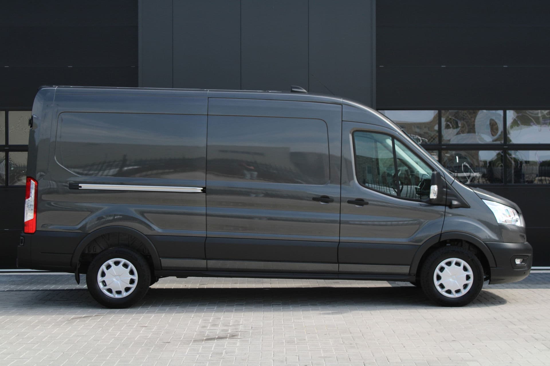 Ford Transit 350 2.0 TDCI L3H2 Trend 130pk Trend - Carplay - Android - 360 Camera - Climate - Cruise - Parkeersensoren - Rijklaar thumbnail 4
