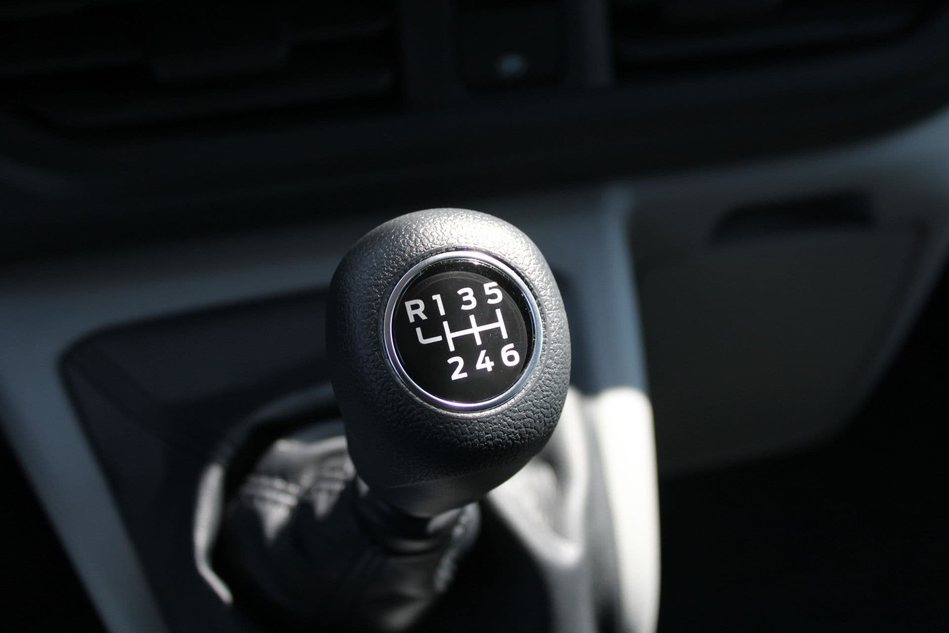 Ford Transit Custom 320 2.0 TDCI L2H1 Trend DC 136pk - Carplay - Android - Camera - Trekhaak - LED koplampen - Stoelverwarming - Draadloos laden - Rijklaar thumbnail 15