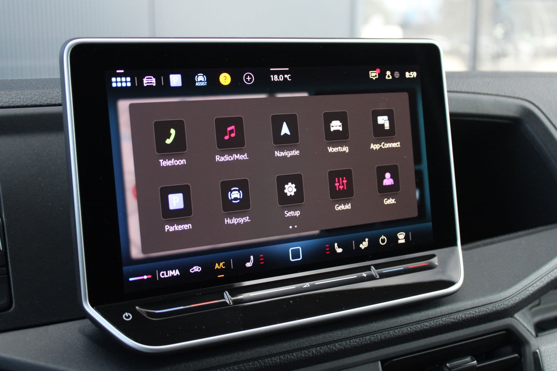 Volkswagen Crafter 35 2.0 TDI L3H3 177pk - Facelift - Navigatie - LED - Geveerde stoel - Virtual cockpit - Camera - Trekhaak - Stoelverwarming - Rijklaar thumbnail 24