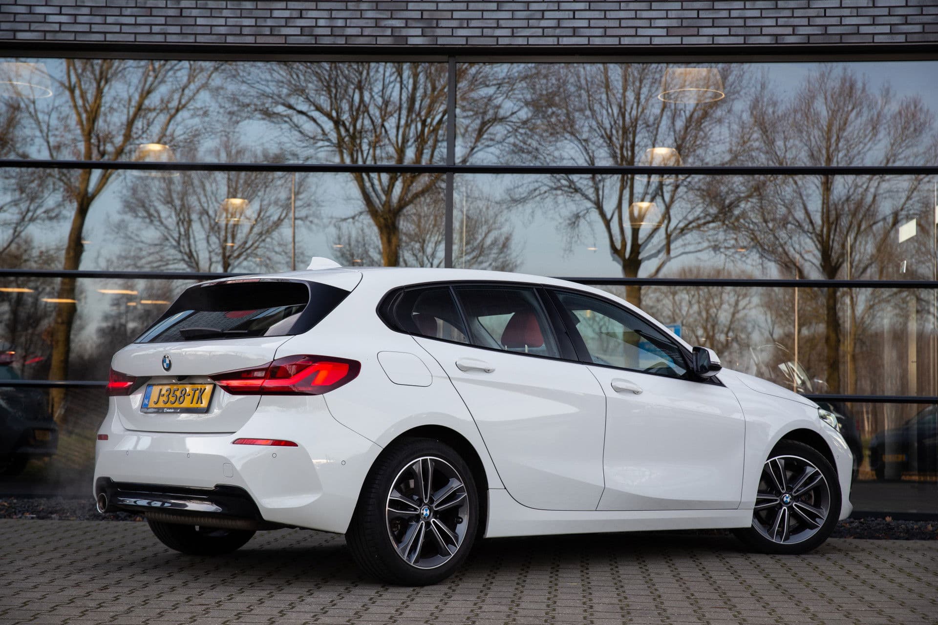 BMW 1-serie 118i Executive Edition , Achteruitrijcamera, Leer thumbnail 2