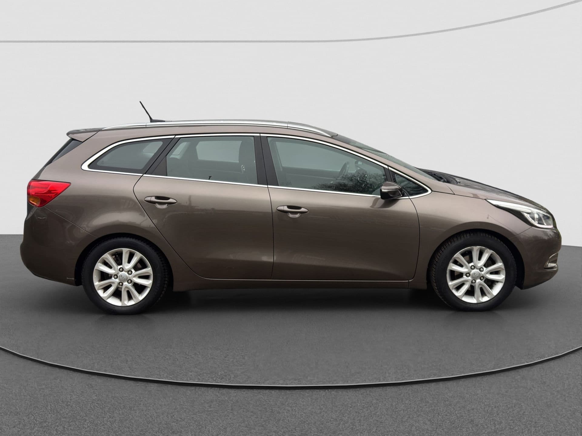 Kia Cee'd Sportswagon 1.6 GDI Plus Pack | Navi | Trekhaak | APK 2-27 | NAP thumbnail 2