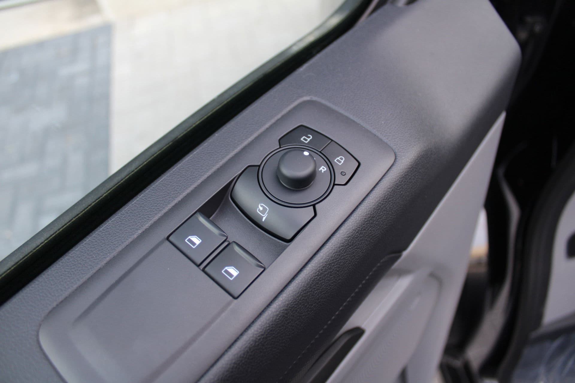 Ford Transit Custom 320 2.0 TDCI L2H1 Trend 170pk - Achterklep - Carplay - Android - LED koplampen - Stoelverwarming - 70l tank - Rijklaar thumbnail 14