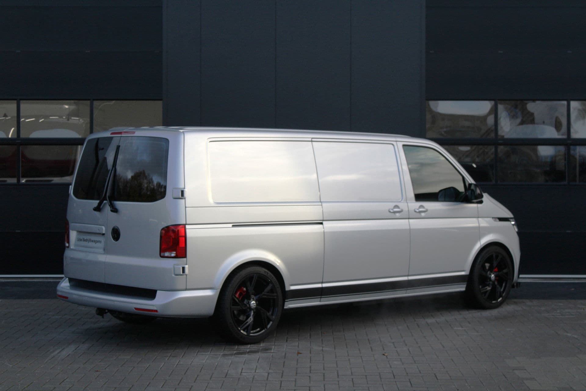 Volkswagen Transporter 2.0 TDI L2H1 28 Bulli 150pk - 20 Inch - Camera - Trekhaak - Leder - ACC - LED - Rijklaar thumbnail 6