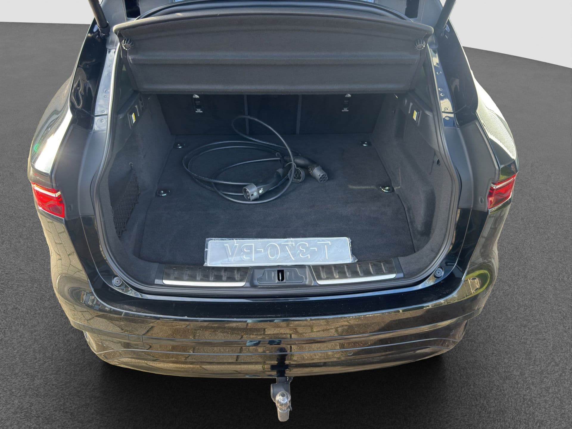 Jaguar F-Pace P400e R-Dynamic SE | Pano | Memory | Meridian | Camera | Adaptive thumbnail 26