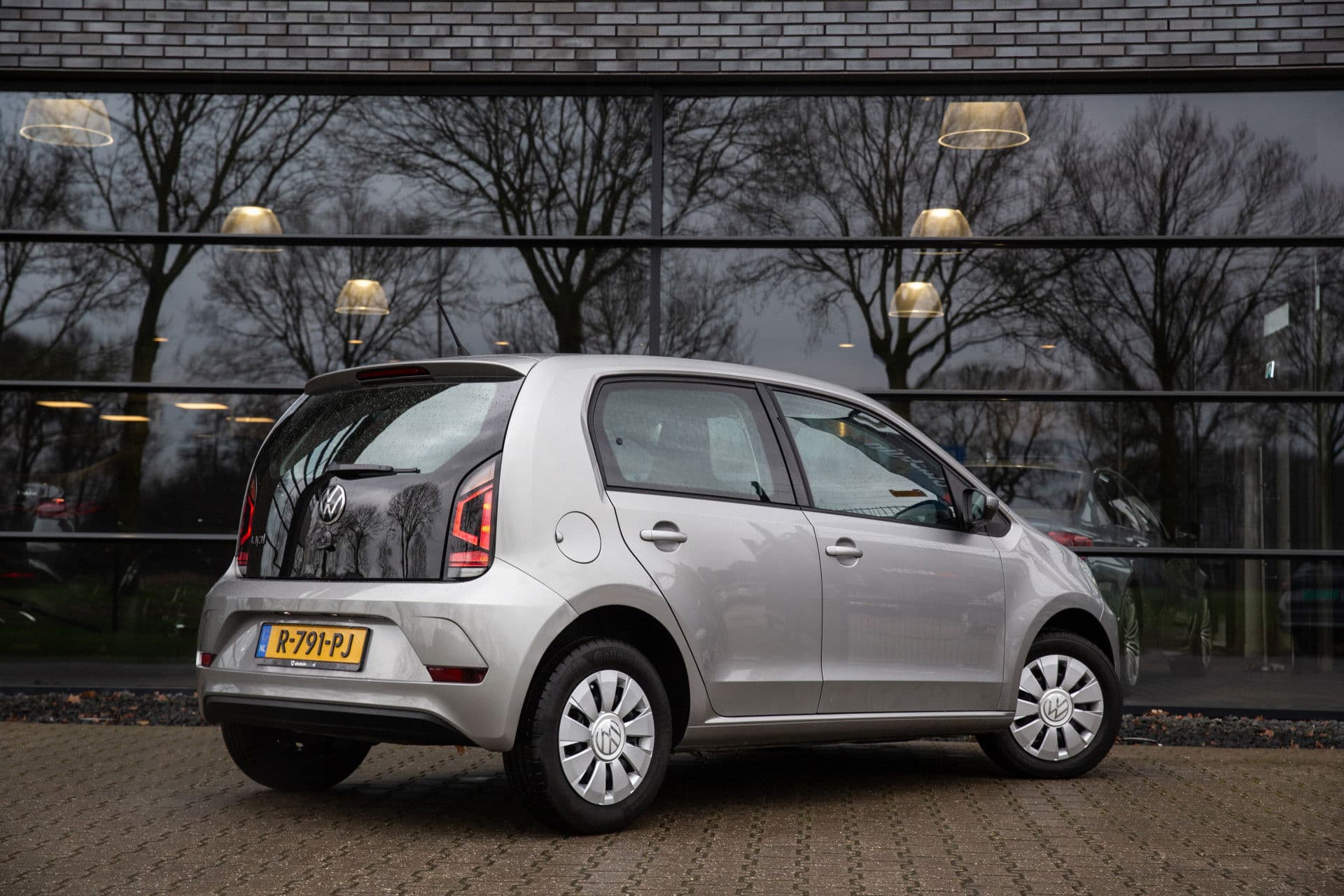 Volkswagen Up! 1.0 thumbnail 2