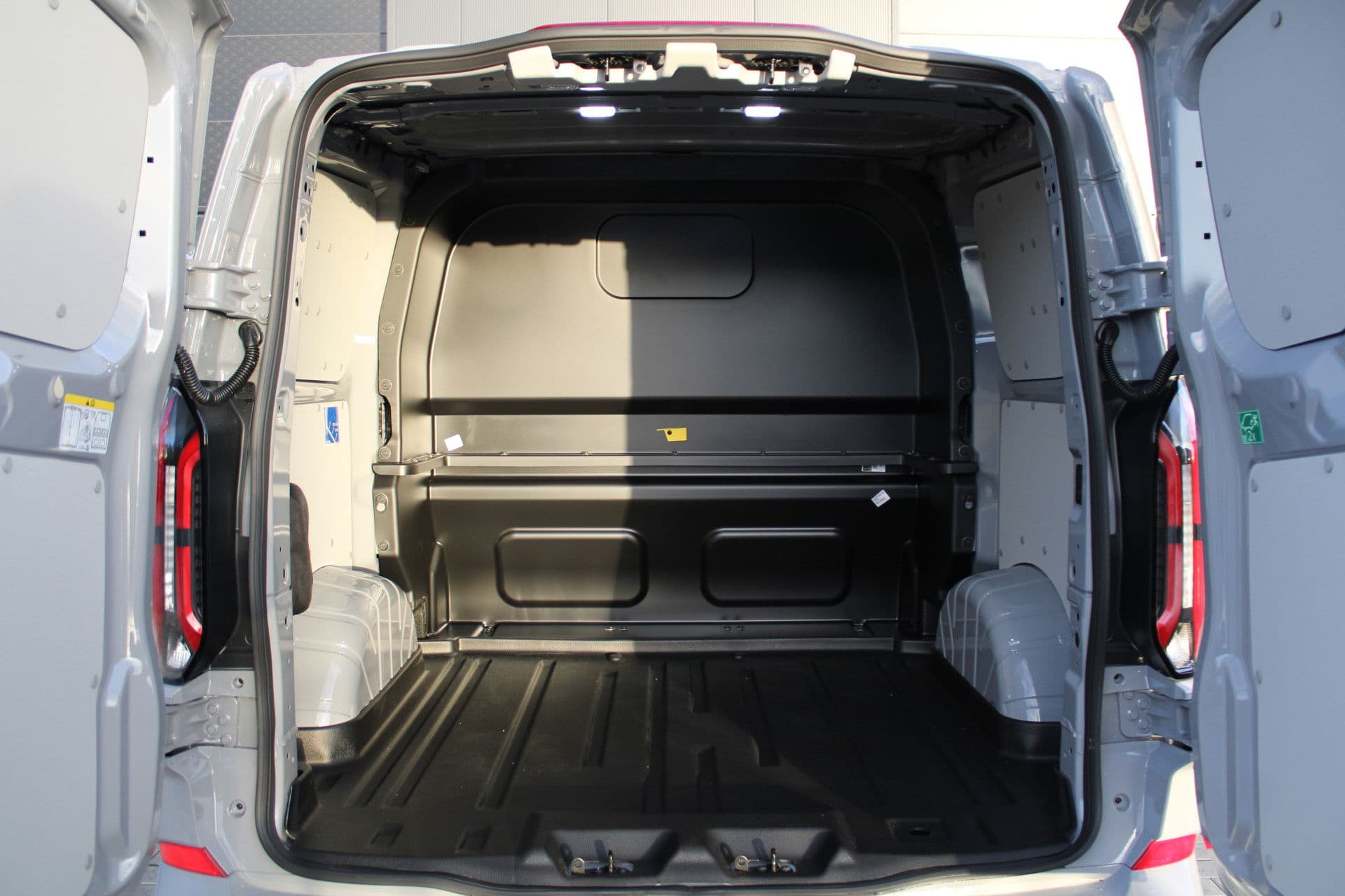 Ford Transit Custom 320 2.5 PHEV L1H1 Sport DC 232pk - 2x Schuif - 360 Camera - ACC - Keyless - Stoel/Stuurverwarming - Blindspot - Incl BPM - Rijklaar thumbnail 11