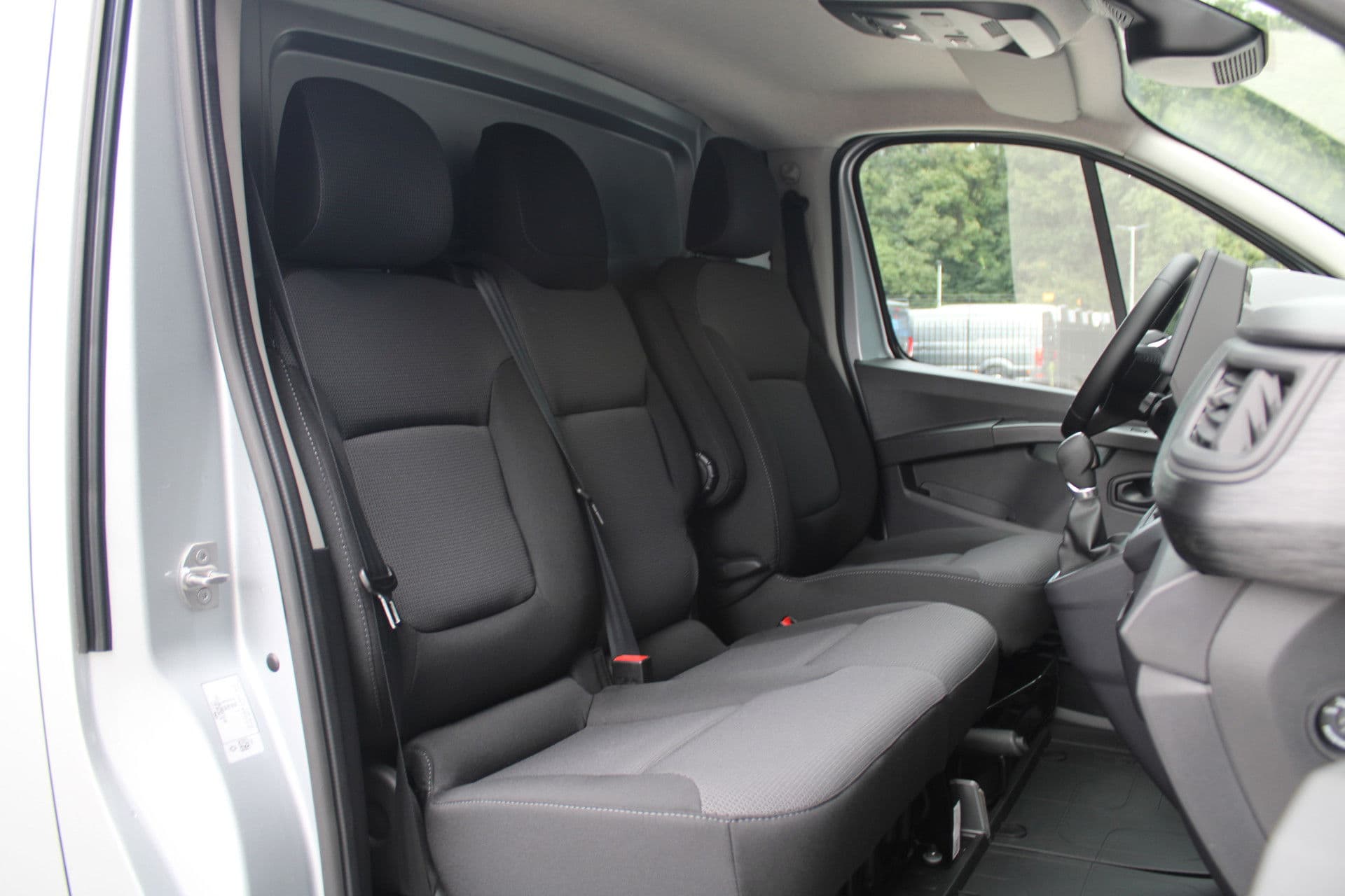 Renault Trafic 2.0 Blue dCi 150pk T30 L2H1 Advance - Achteruitrijcamera - Carplay - Android - Allseason - Trekhaak - Rijklaar thumbnail 36