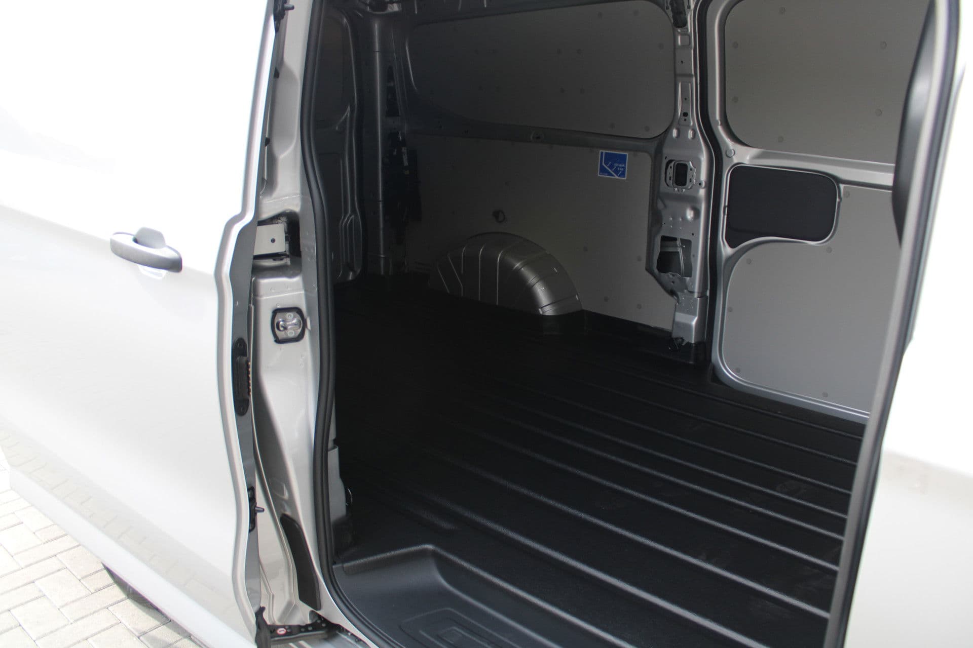 Ford Transit Custom 320 2.5 PHEV L2H1 Trend 232pk - 5 jaar GARANTIE - 2x Schuifdeur - Adaptive Cruise - Blind Spot - Navigatie - Camera - Verwarmd Stuur - Rijklaar thumbnail 14