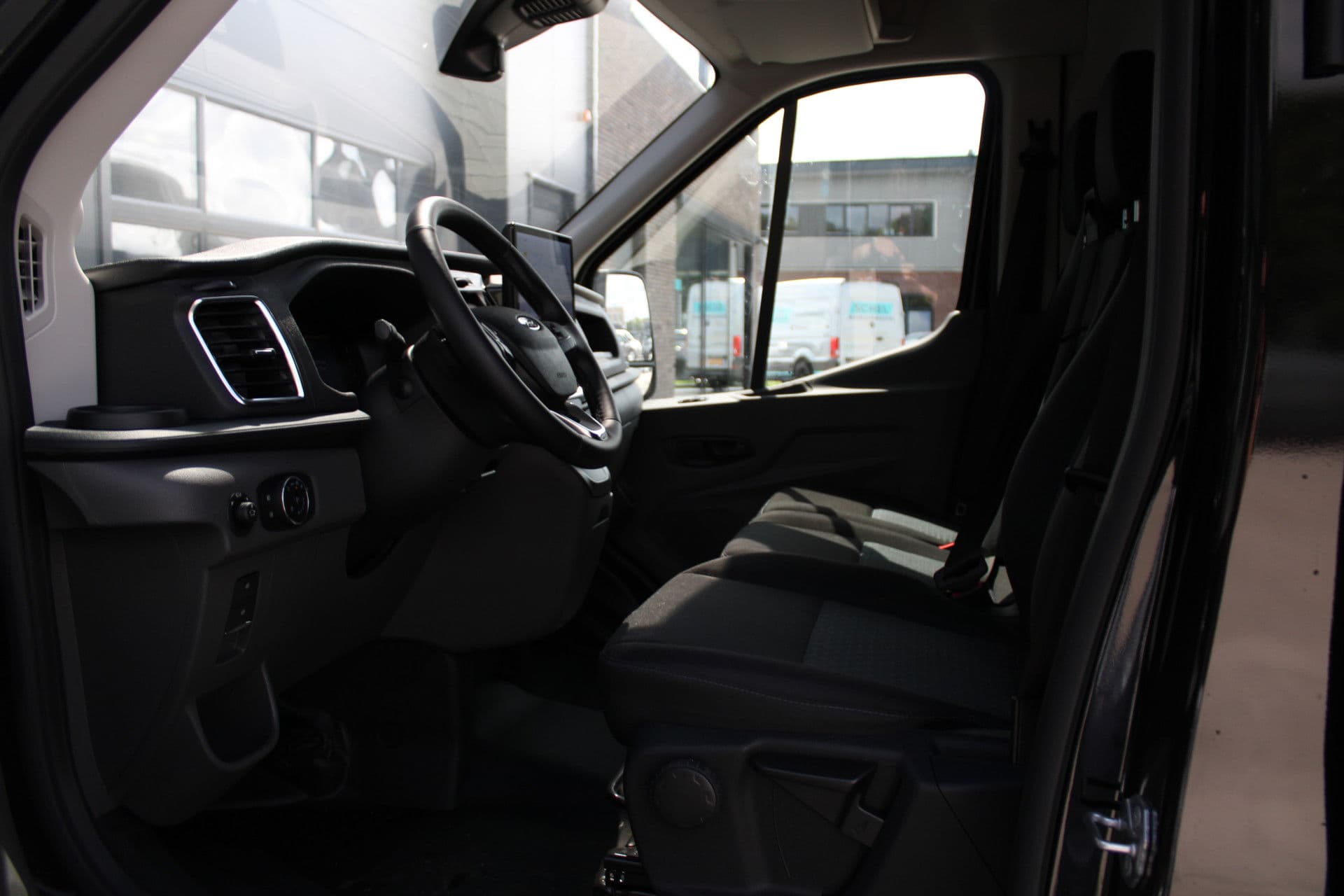 Ford Transit 350 2.0 TDCI L2H2 Trend 165pk - Facelift - 2x Schuifdeur - Adaptive Cruise - Navigatie - Blind Spot - 360 Camera - Stoel - Stuurverwarming - Rijklaar thumbnail 14