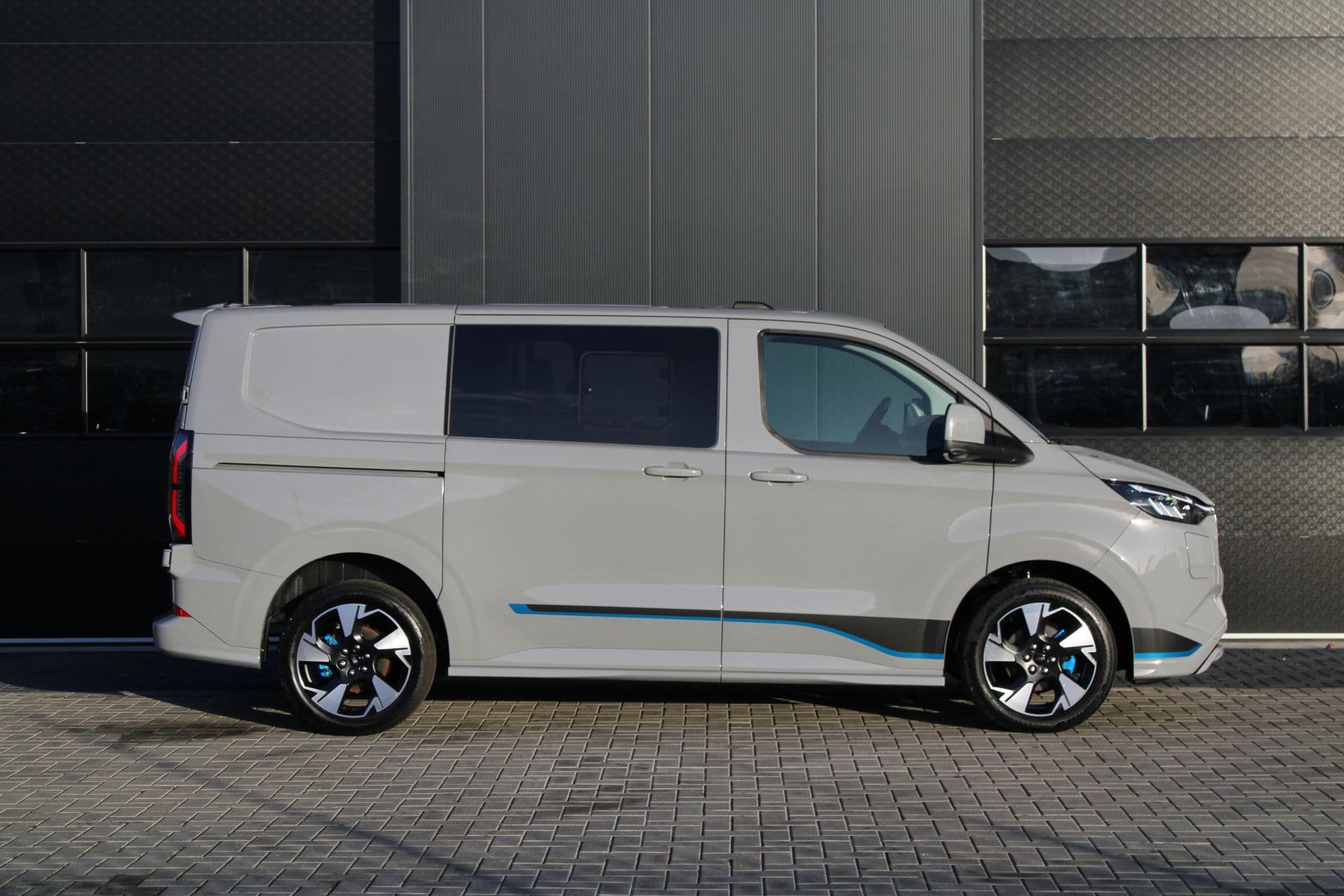 Ford Transit Custom 320 2.5 PHEV L1H1 Sport DC 232pk - 2x Schuif - 360 Camera - ACC - Keyless - Stoel/Stuurverwarming - Blindspot - Incl BPM - Rijklaar thumbnail 4