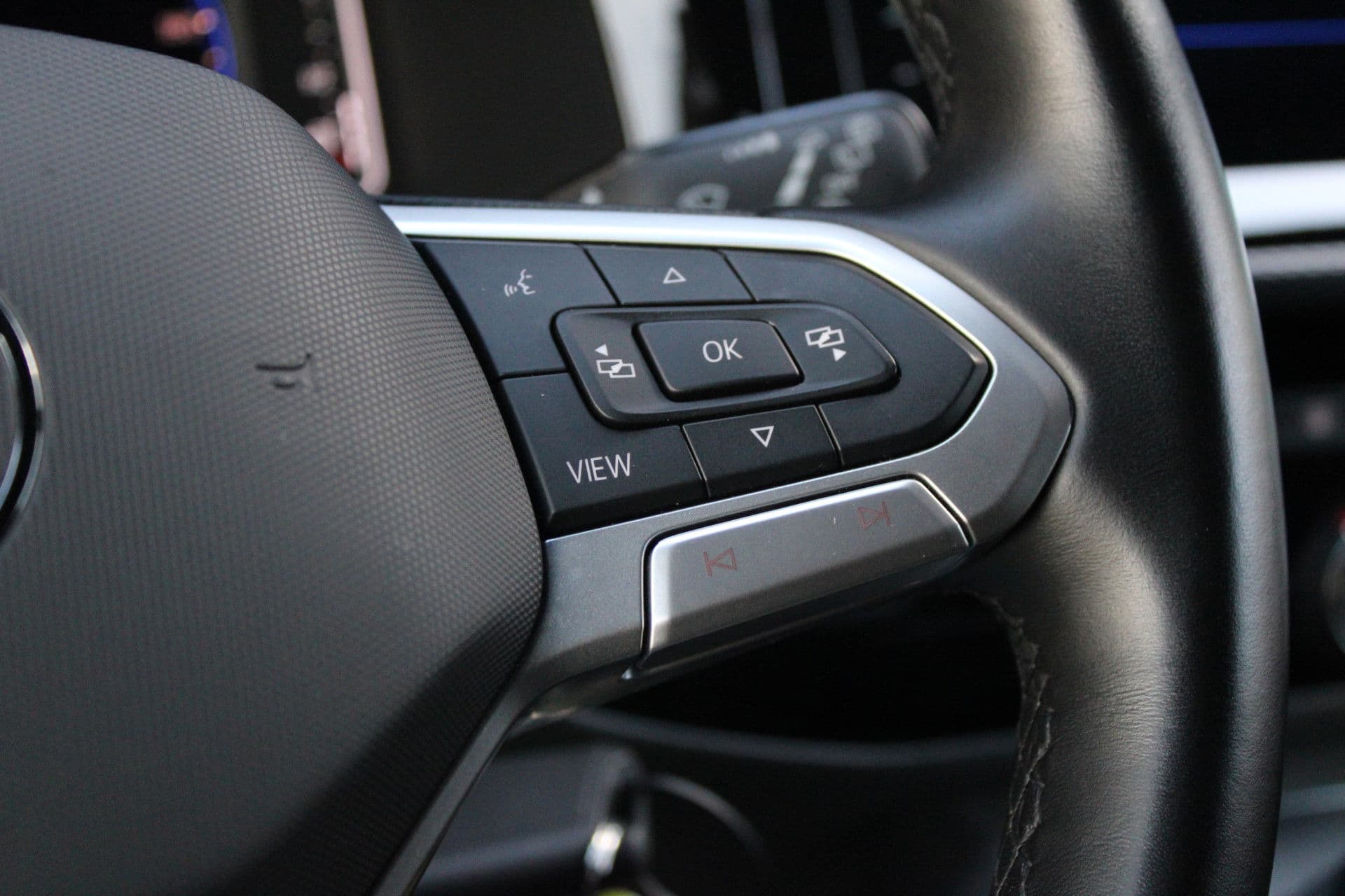 Volkswagen Transporter 2.0 TDI L2H1 28 Bulli 150pk - 20 Inch - Camera - Trekhaak - Leder - ACC - LED - Rijklaar thumbnail 31