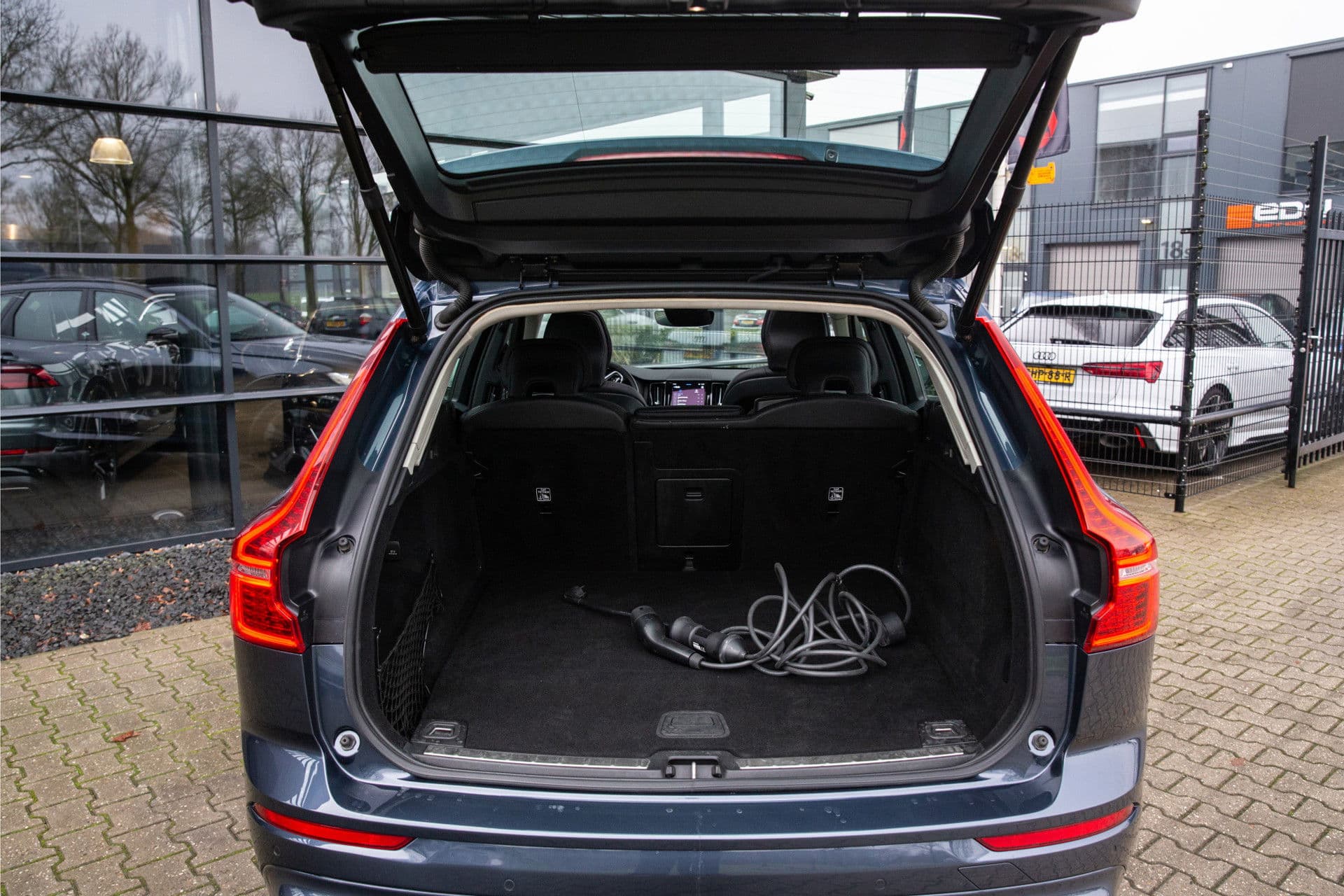 Volvo XC60 2.0 T6 Plug-in hybrid AWD Plus Dark , Panoramadak, Memory, Leer thumbnail 9