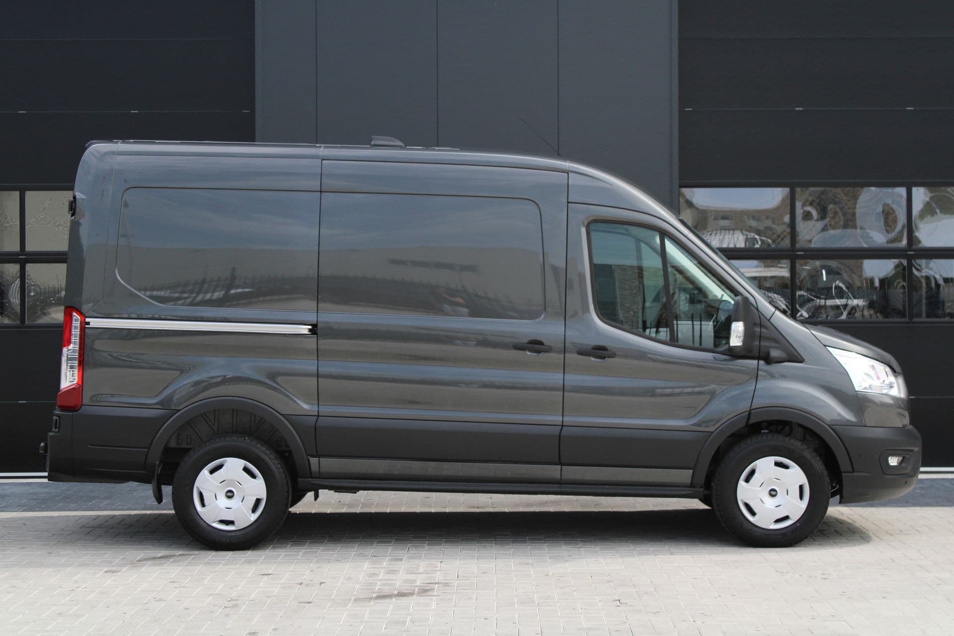 Ford Transit 350 2.0 TDCI L2H2 Trend 165pk - Facelift - Adaptive Cruise - Navigatie - Blind Spot - 360 Camera - Stoel - Stuurverwarming - Rijklaar thumbnail 4