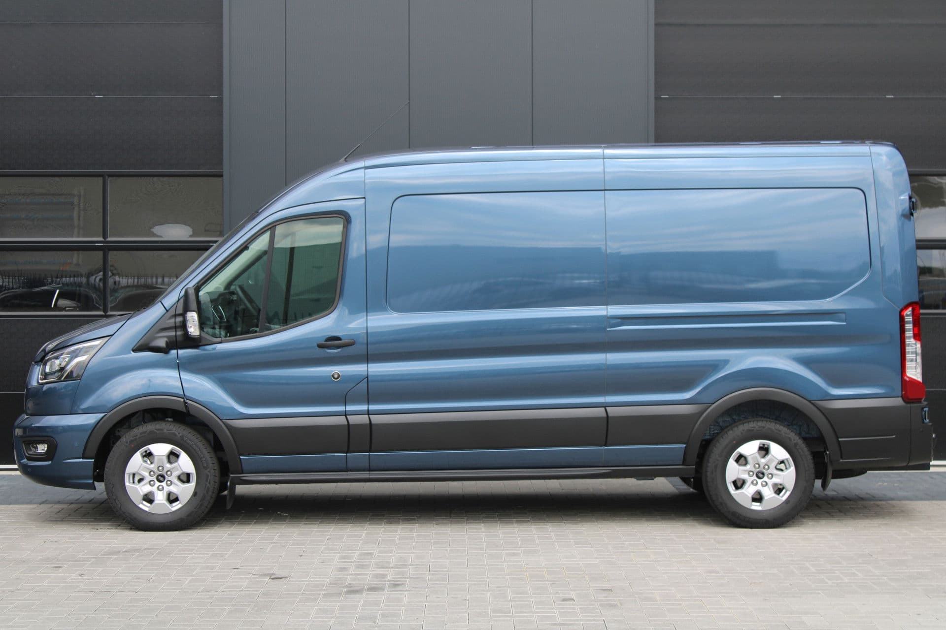 Ford Transit 350 2.0 TDCI L3H2 Limited 165pk - LUCHTVERING - ACC - Blind Spot - 360 camera - Navigatie - Stoel-Stuurverwarming - Trekhaak - Rijklaar thumbnail 32