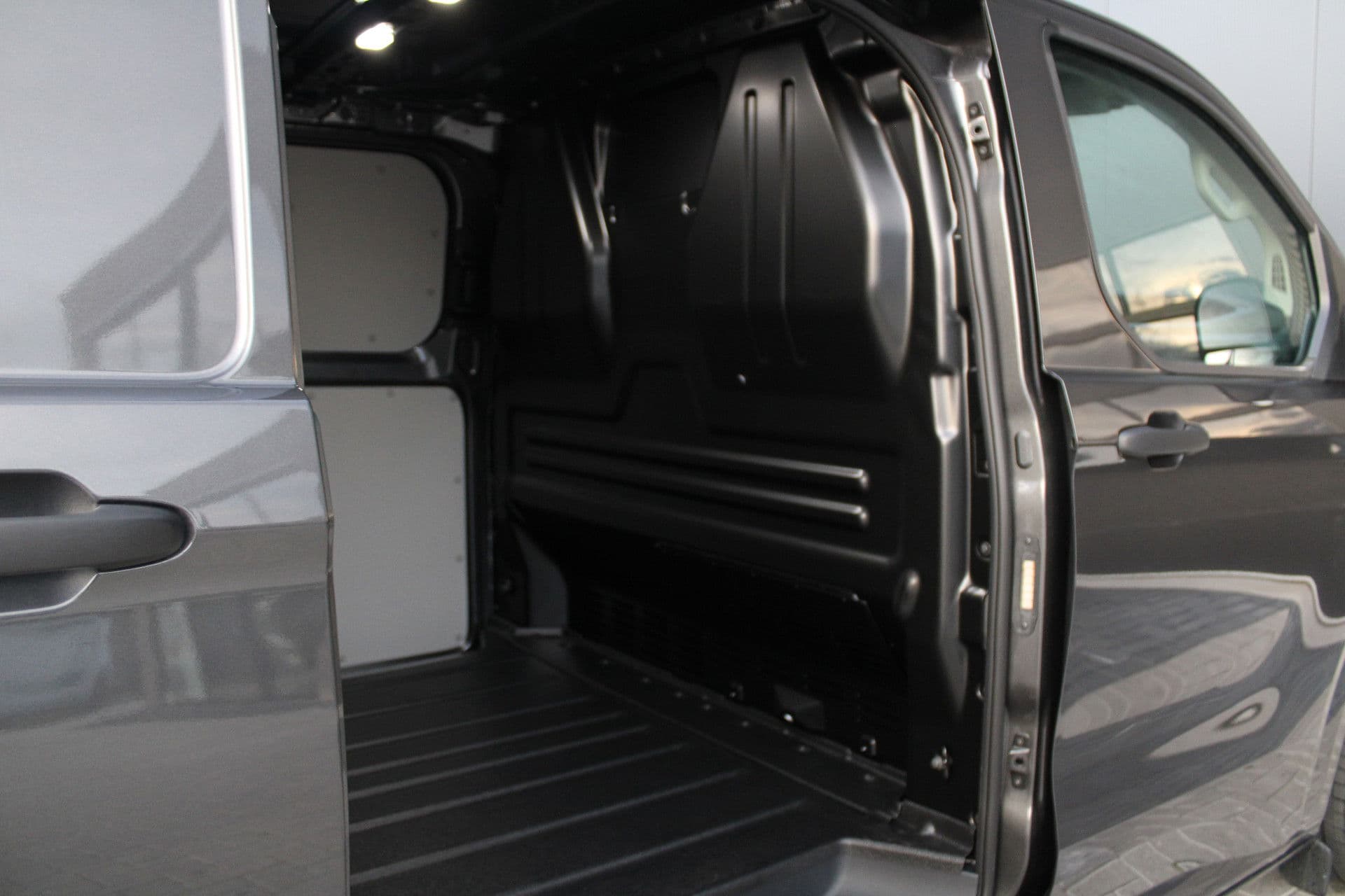 Ford Transit Custom 320 2.5 PHEV L2H1 Trend 232pk - 5 jaar GARANTIE - 2x Schuifdeur - Adaptive Cruise - Blind Spot - Navigatie - Camera - Verwarmd Stuur - Rijklaar thumbnail 15