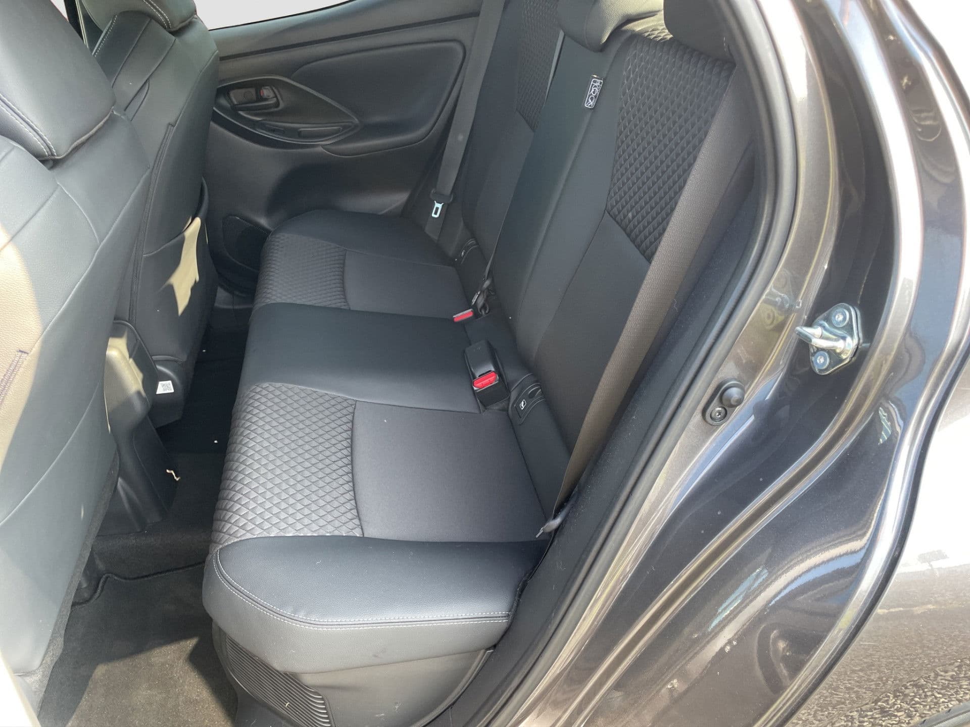 Toyota Yaris 1.5 Hybrid 130 First Edition | Halfleder | Climate | Cruise | Keyless | Camera thumbnail 23