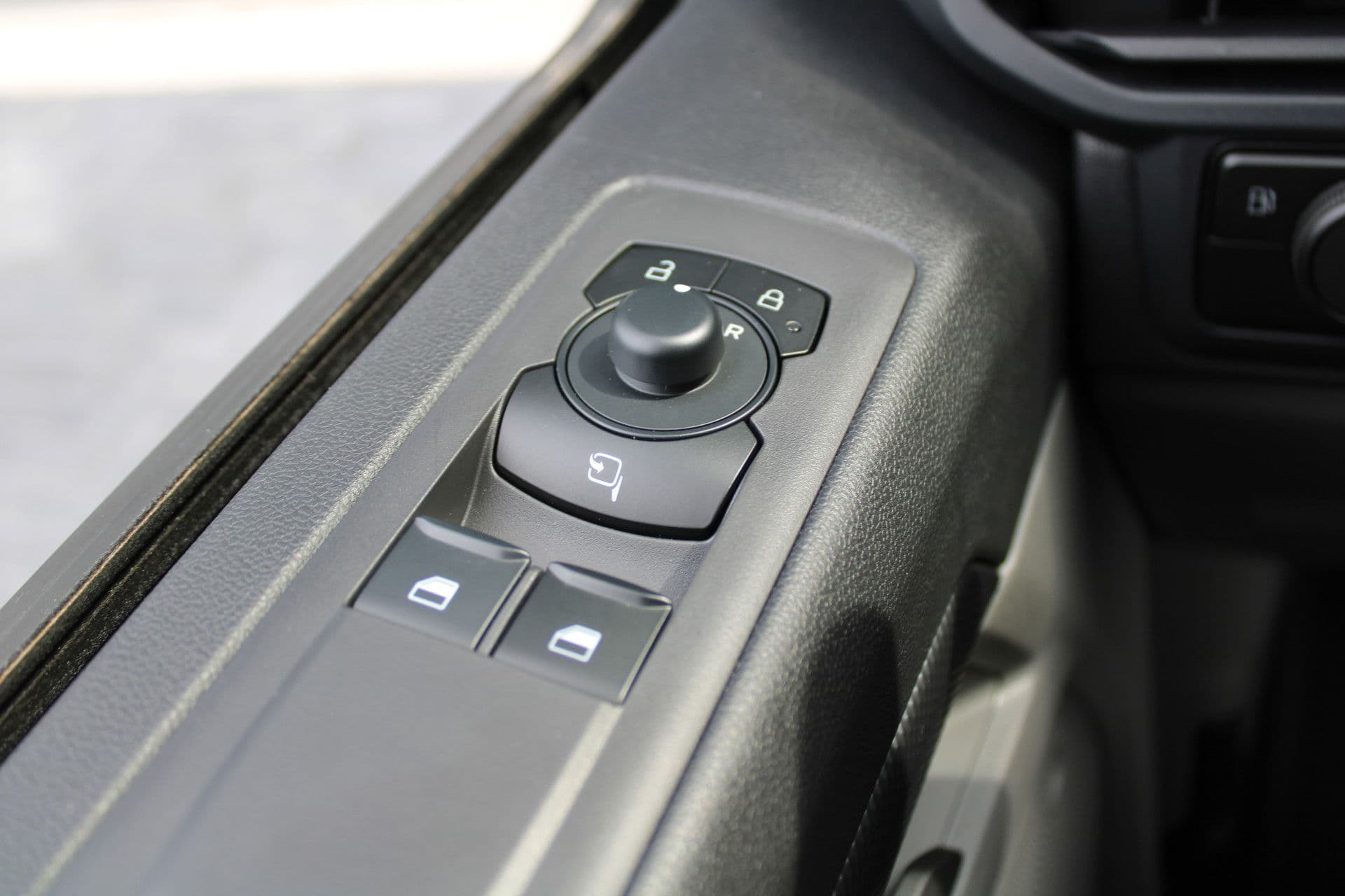 Ford Transit Custom 320 2.5 PHEV L2H1 Trend 232pk - 5 jaar GARANTIE - 2x Schuifdeur - Adaptive Cruise - Blind Spot - Navigatie - Camera - Verwarmd Stuur - Rijklaar thumbnail 13