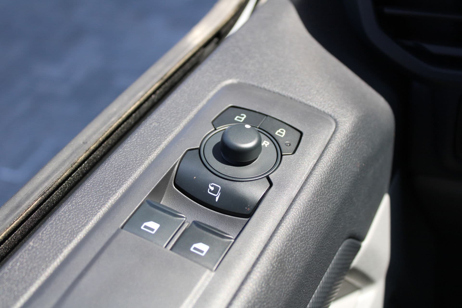 Ford Transit Custom 320 2.0 TDCI L2H1 Trend DC 136pk - Carplay - Android - Camera - Trekhaak - LED koplampen - Stoelverwarming - Draadloos laden - Rijklaar thumbnail 22