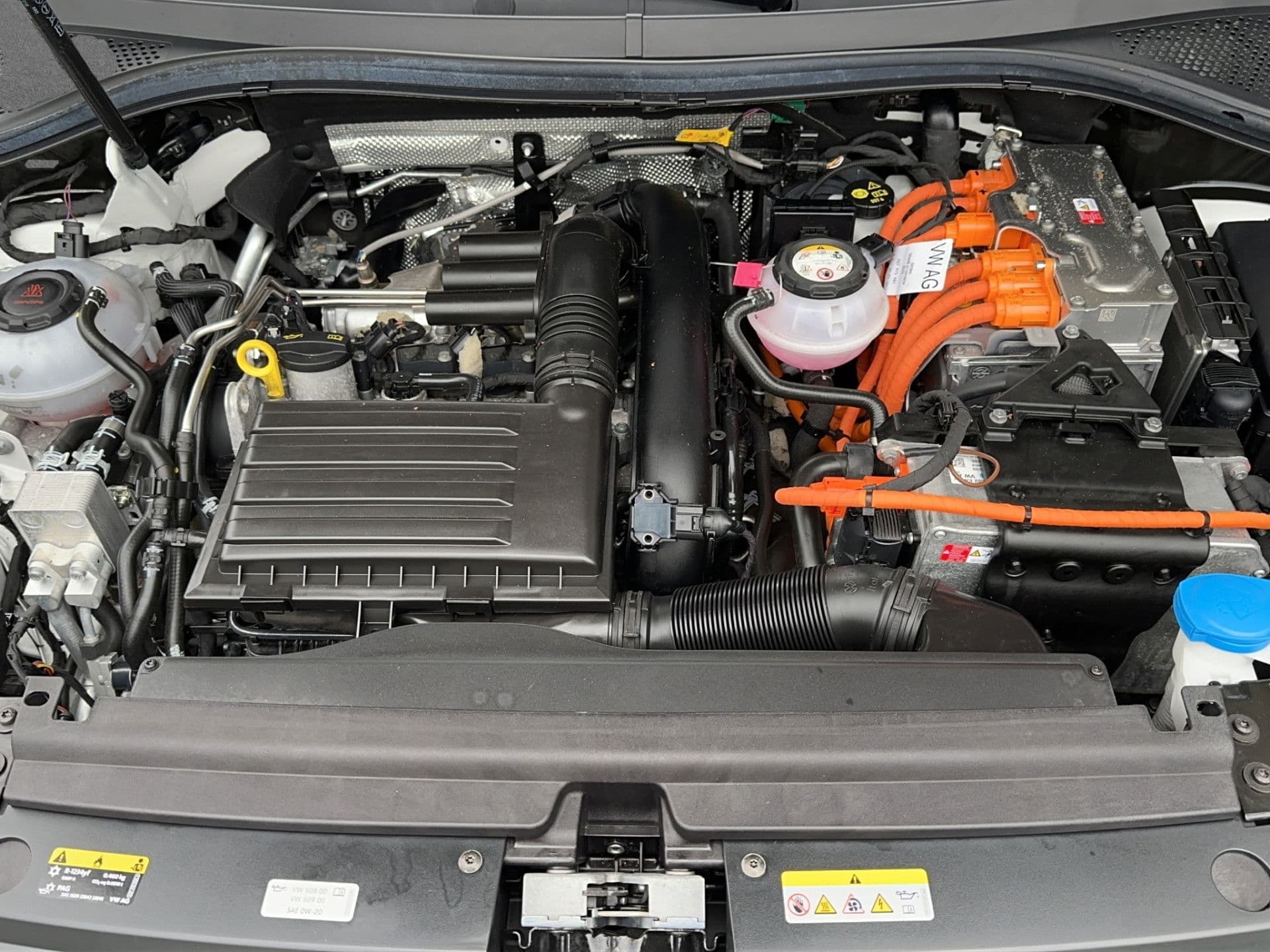 Volkswagen Tiguan 1.4 TSI PHEV Business+ | Panodak | navi | virtual | camera! thumbnail 19