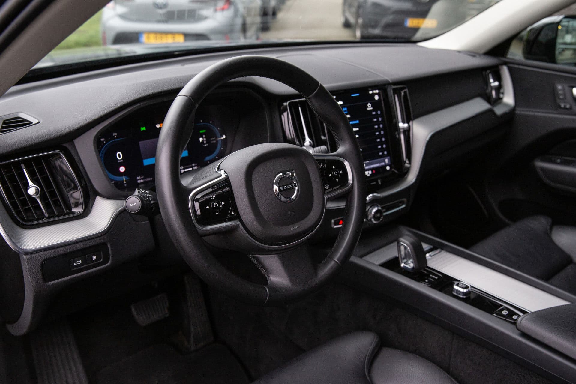 Volvo XC60 2.0 T6 Plug-in hybrid AWD Plus Dark , Panoramadak, Memory, Leer thumbnail 5