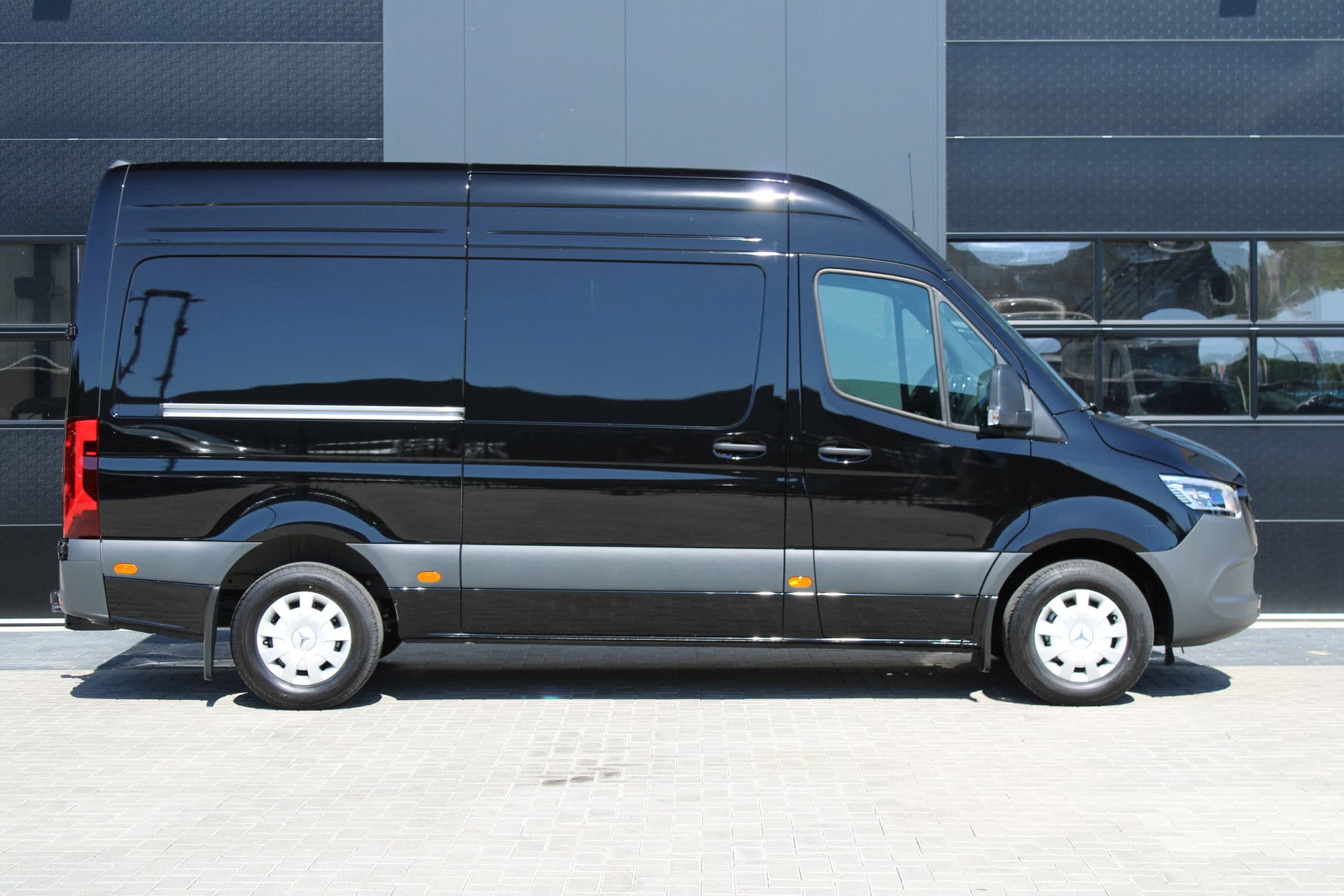 Mercedes-Benz Sprinter 317CDI L2H2 Select - LED - Mbux 10 - 3.5t Trekhaak - Geveerde Stoel - Betimmering - Camera - Carplay - Blind spot - Cruise - Rijklaar thumbnail 4