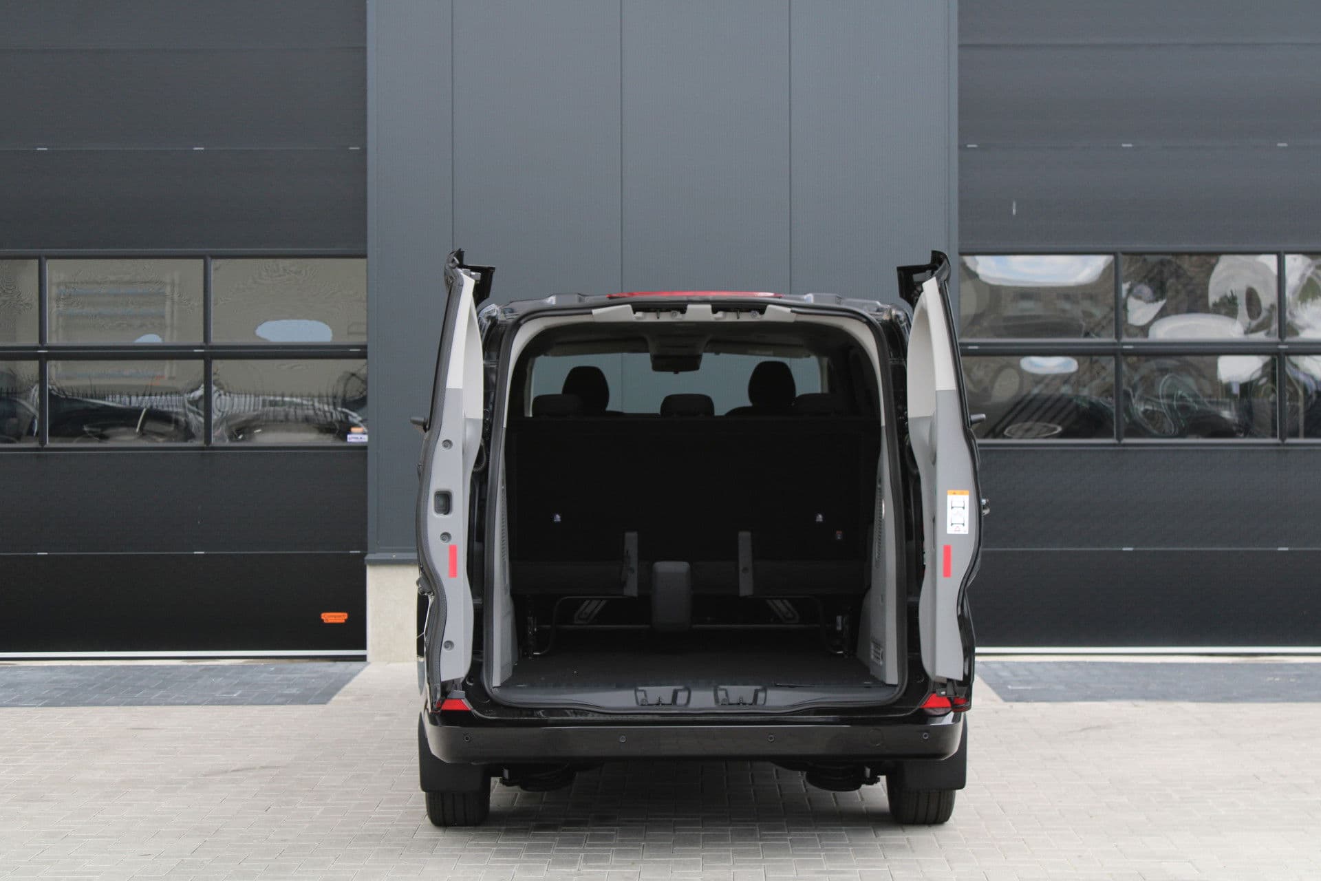 Ford Transit Custom 340 2.5 PHEV L2H1 Limited 232pk - 8 zits - Adaptive Cruise - Blind spot - Navi - Stuurverwarming - Airco achterin - Incl BPM - Rijklaar thumbnail 4