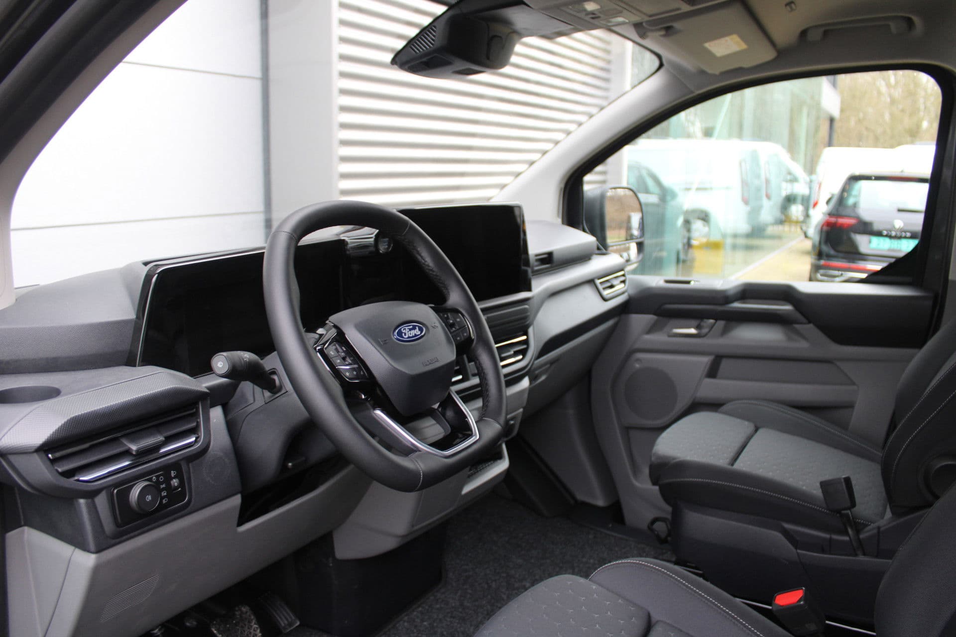 Ford Transit Custom 320 2.0 TDCI L2H1 Limited 170pk - 1+1 Stoelopstelling - 2x Schuifdeur - Adaptive Cruise - Verwarmd stuur - Blind spot - Navigatie - Camera - Draadloos laden - Rijklaar thumbnail 12