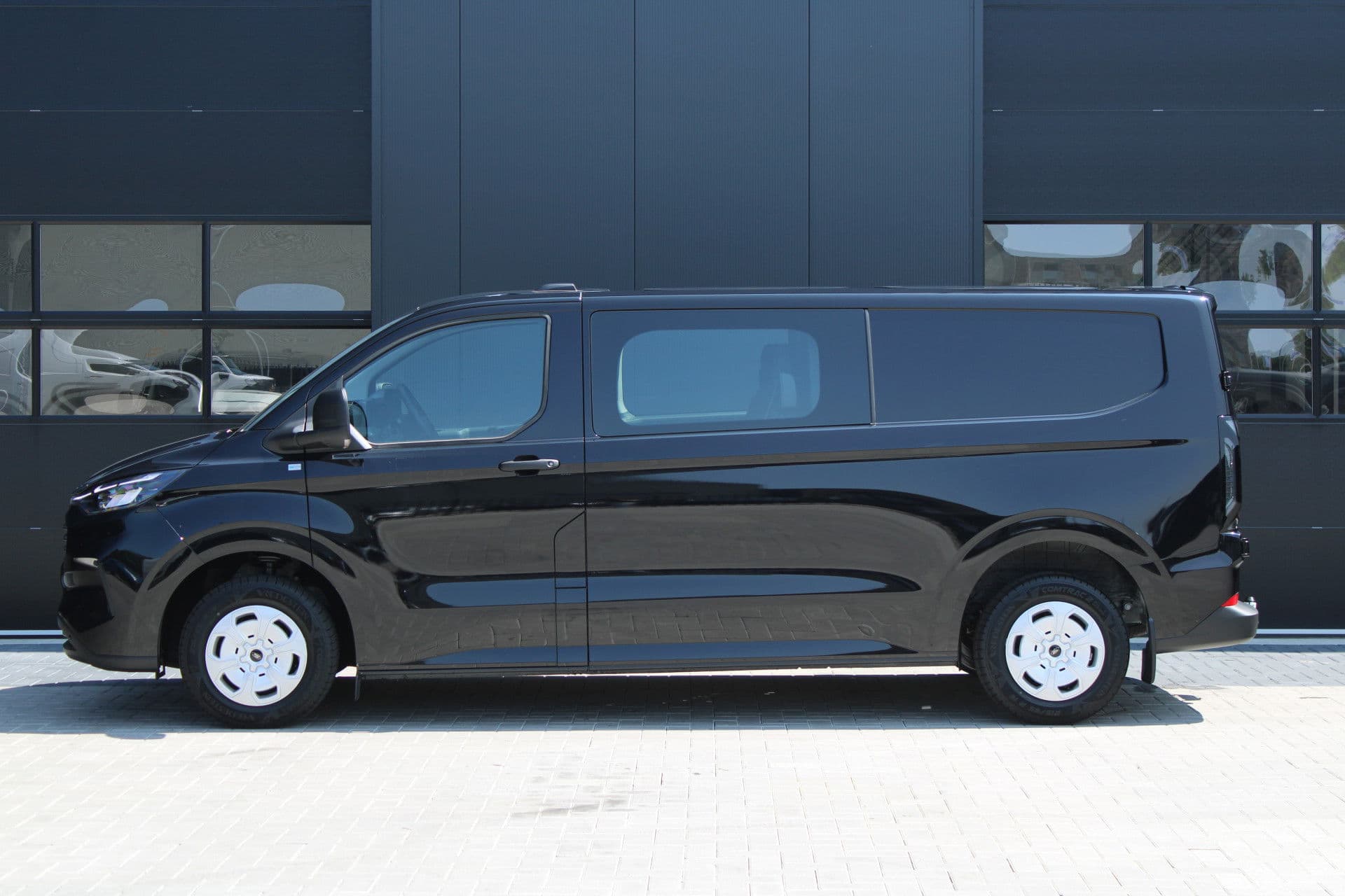 Ford Transit Custom 320 2.0 TDCI L2H1 Trend DC 136pk - Carplay - Android - Camera - Trekhaak - LED koplampen - Stoelverwarming - Draadloos laden - Rijklaar thumbnail 11