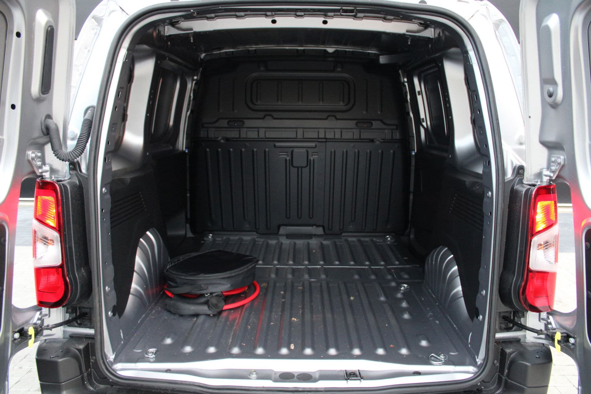 Peugeot E-Partner 136 L1 50 kWh 136pk - Airco - Cruise - PDC - Camera - Stoelverwarming - Rijklaar thumbnail 8