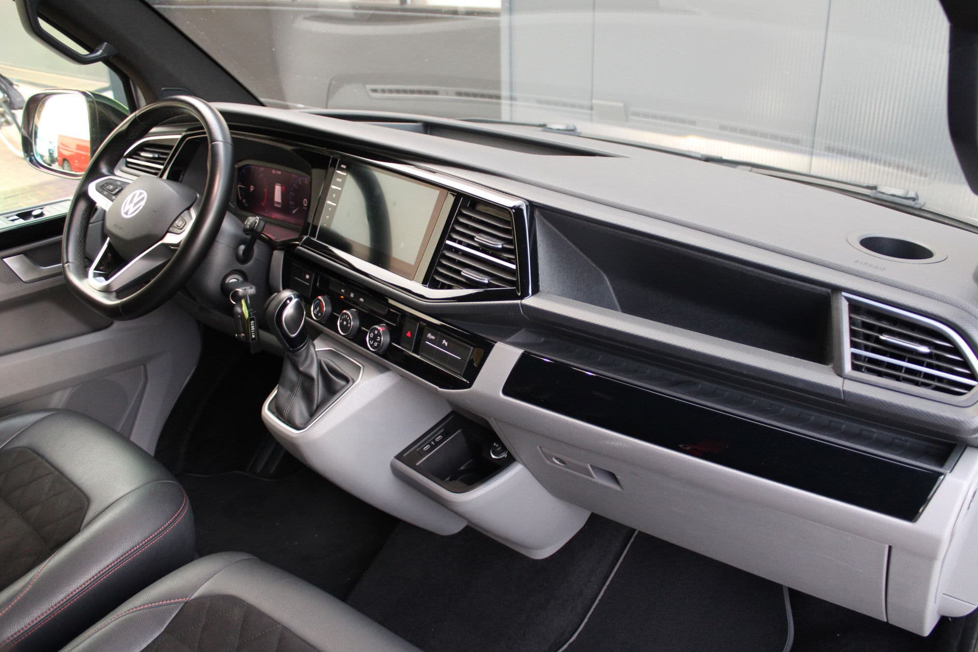 Volkswagen Transporter 2.0 TDI L2H1 28 Bulli 150pk - 20 Inch - Camera - Trekhaak - Leder - ACC - LED - Rijklaar thumbnail 42