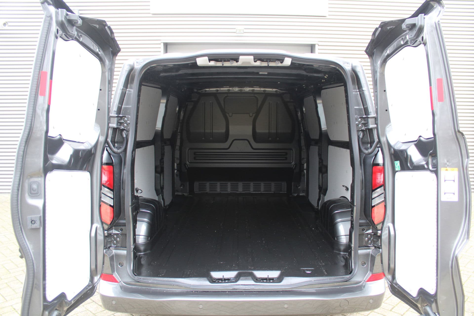 Ford Transit Custom 320 2.0 TDCI L2H1 Limited 170pk - 1+1 Stoelopstelling - 2x Schuifdeur - Adaptive Cruise - Verwarmd stuur - Blind spot - Navigatie - Camera - Draadloos laden - Rijklaar thumbnail 11