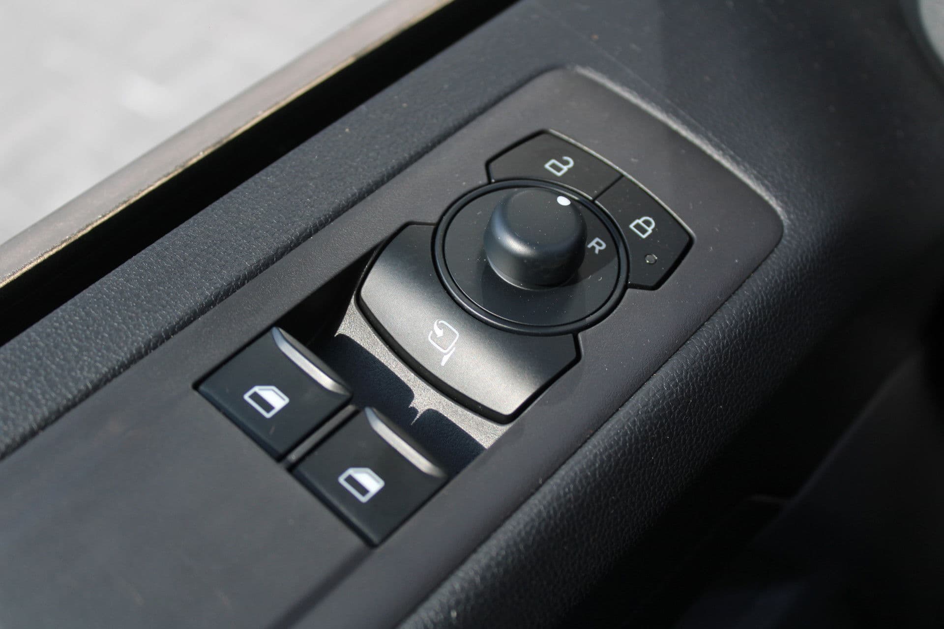 Ford Transit Custom 320 2.0 TDCI L2H1 Trend DC 136pk - Carplay - Android - Camera - Trekhaak - LED koplampen - Stoelverwarming - Draadloos laden - Rijklaar thumbnail 28