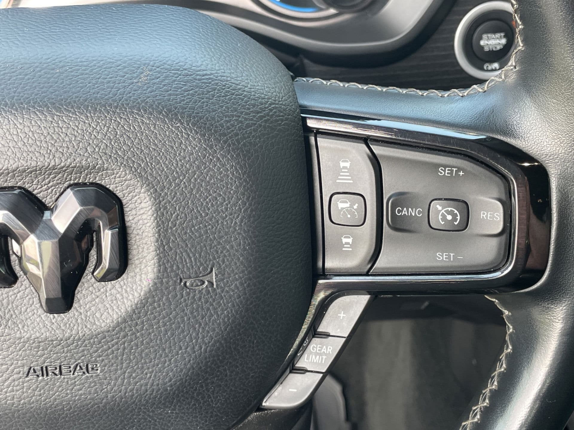 Dodge Ram 1500 5.7 V8 4x4 Crew Cab Limited | Pano | H&K | HUD | Stoelvent thumbnail 16