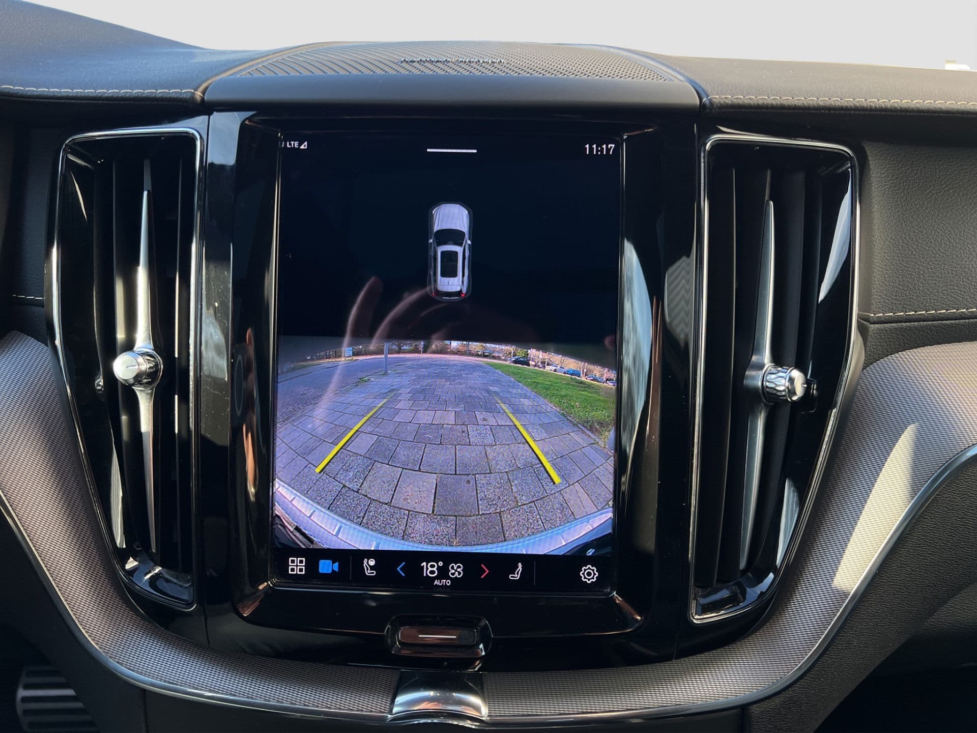 Volvo XC60 2.0 Recharge T8 AWD R-Design | Pano | Trekhaak | H&K | Adaptive | thumbnail 7