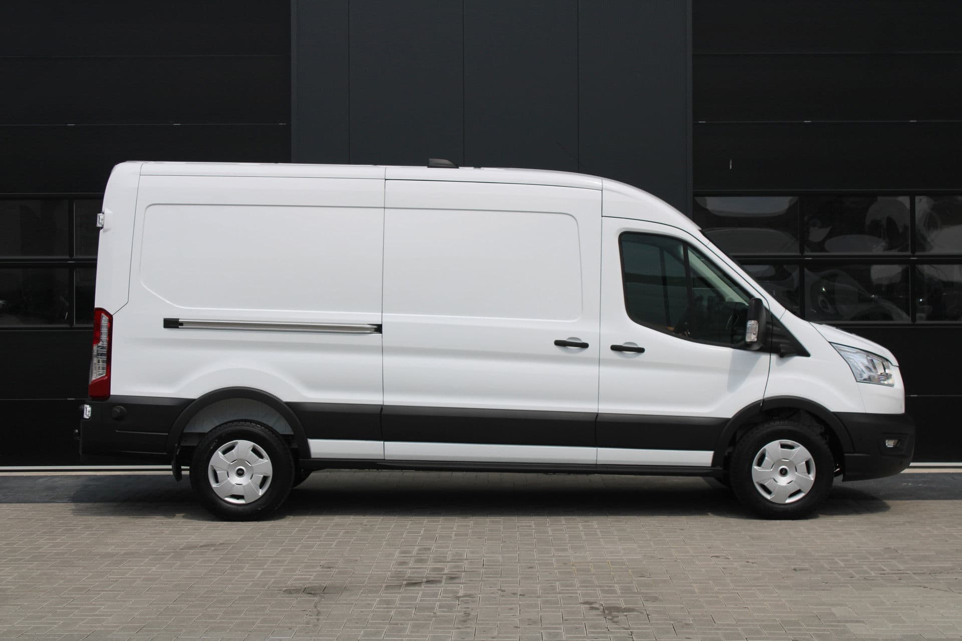 Ford Transit 350 2.0 TDCI L3H2 Trend 165pk - Facelift - 2x Schuifdeur - 360 Camera - Trekhaak - ACC - Stoel & Stoelverwarming - Blind Spot - Navi - 270gr deuren - Rijklaar thumbnail 5