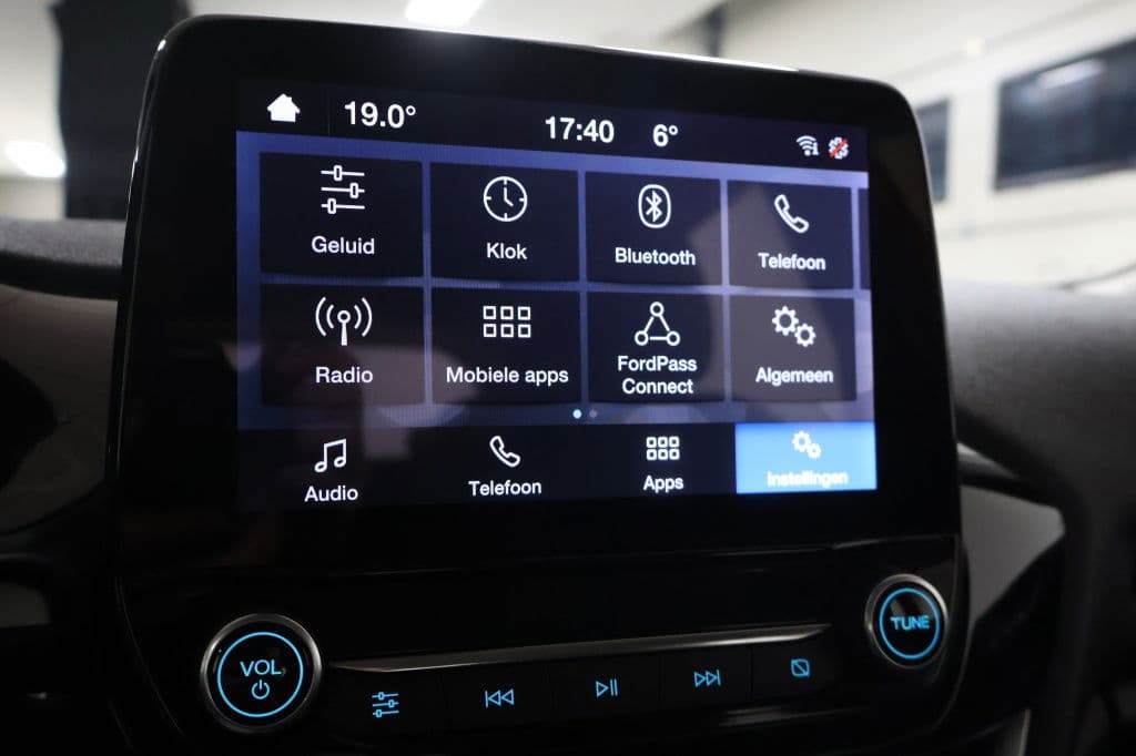 Ford Fiesta 1.0 EcoBoost Hybrid Titanium thumbnail 25