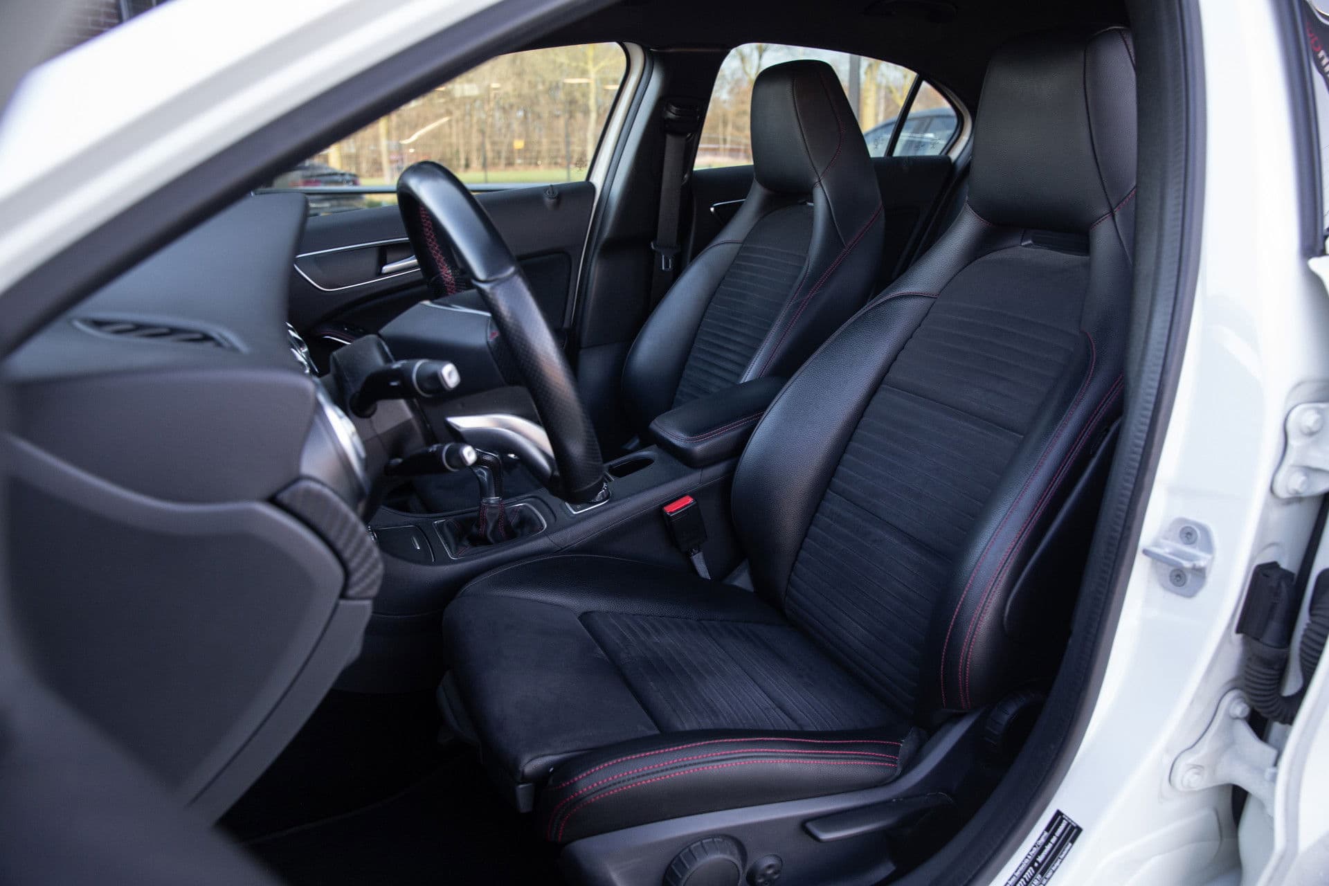 Mercedes-Benz A-Klasse 180 Business Solution AMG Upgrade Edition , Stoelverwarming, Camera, Led, NAP thumbnail 3