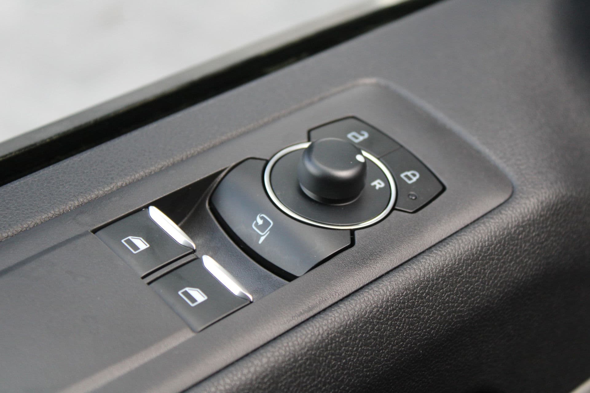 Ford Transit Custom 320 2.0 TDCI L2H1 Limited 150pk - Adaptive Cruise - Verwarmd stuur - Blind spot - Navigatie - Camera - Draadloos laden - Rijklaar thumbnail 17