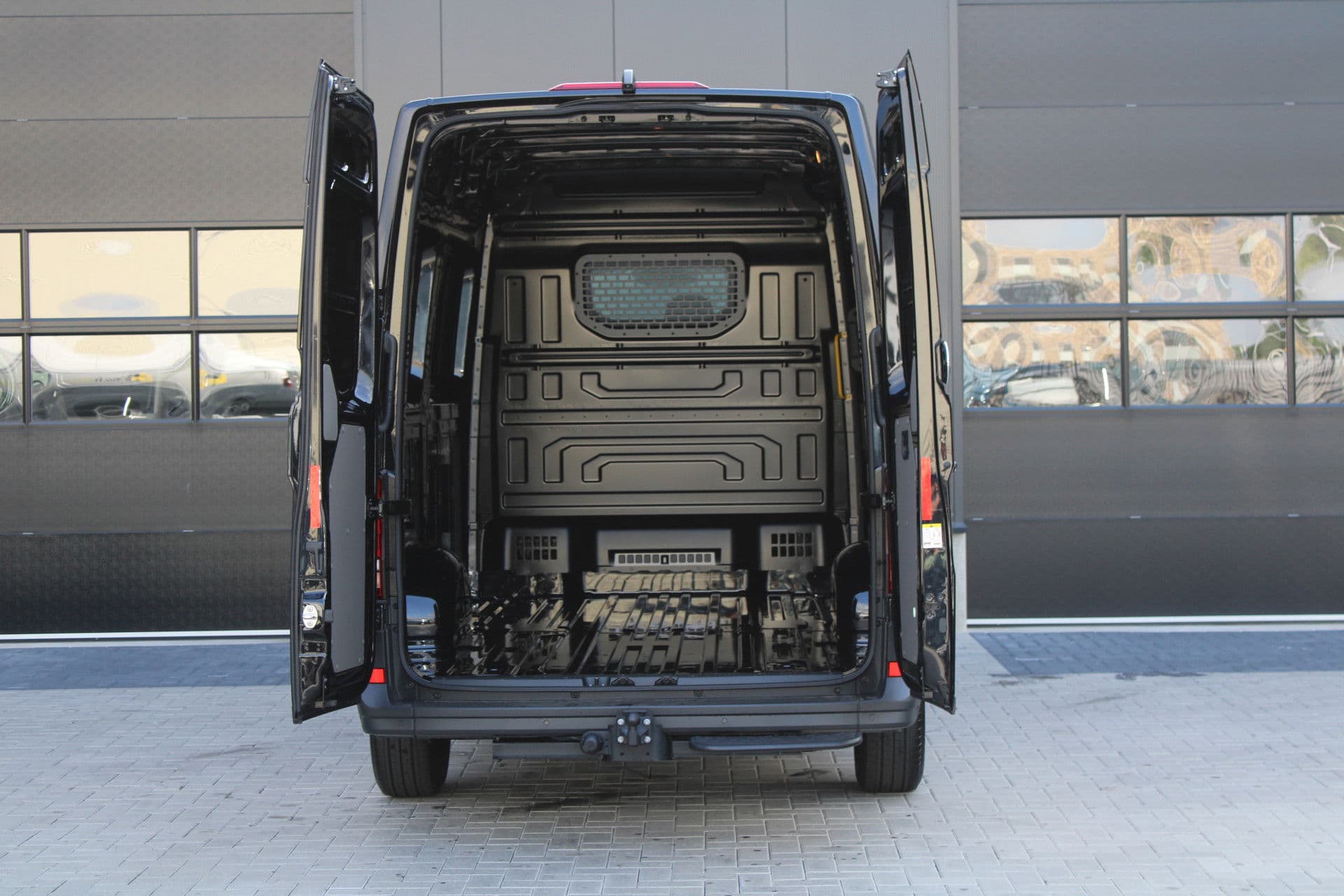 Volkswagen Crafter 35 2.0 TDI L3H3 177pk - Facelift - Navigatie - LED - Geveerde stoel - Virtual cockpit - Camera - Trekhaak - Stoelverwarming - Rijklaar thumbnail 4