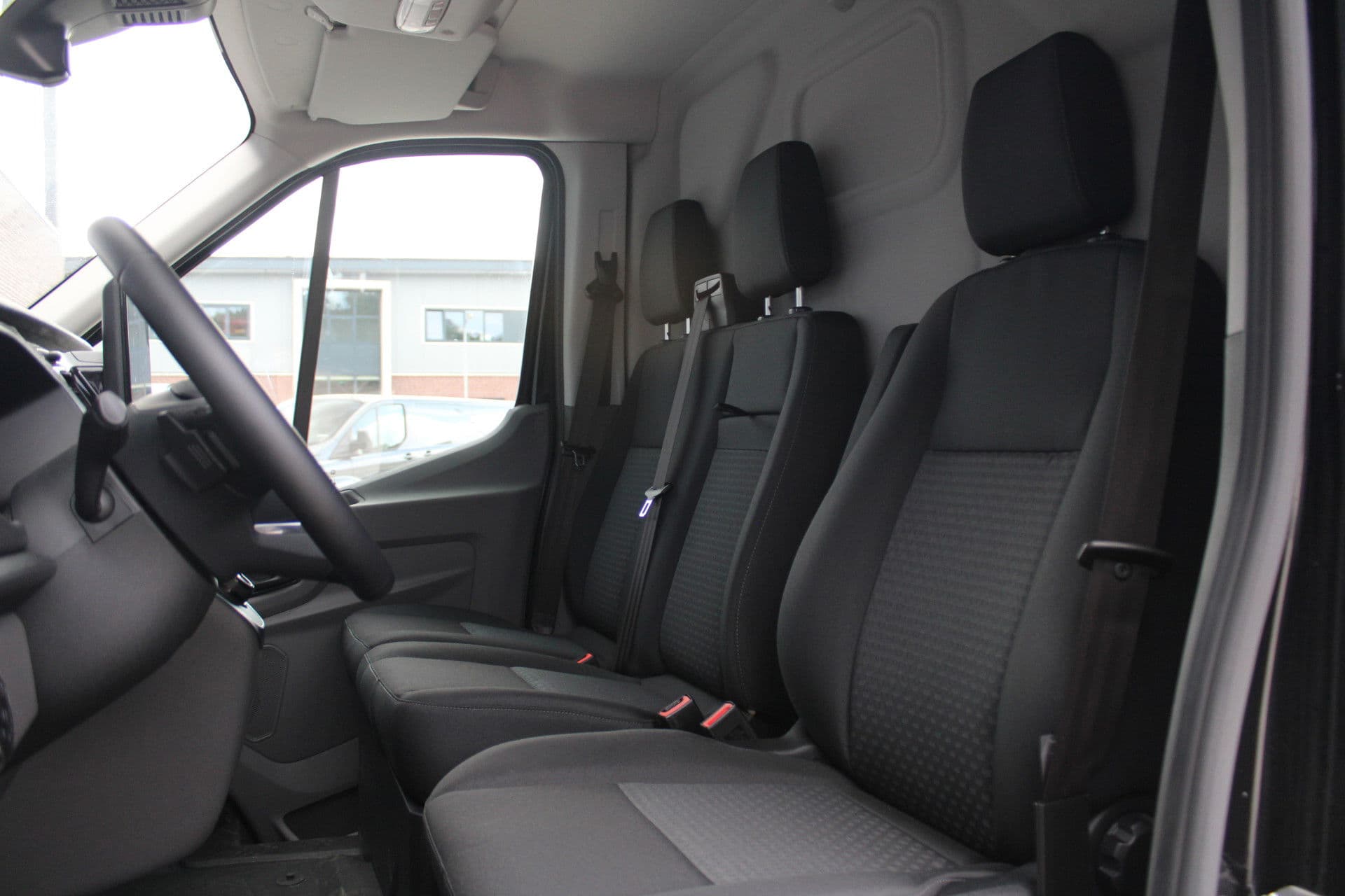 Ford Transit 350 2.0 TDCI L2H2 Limited 165pk - Adaptive Cruise - Xenon - Navi - Blind Spot - 360 camera - Rijklaar thumbnail 9